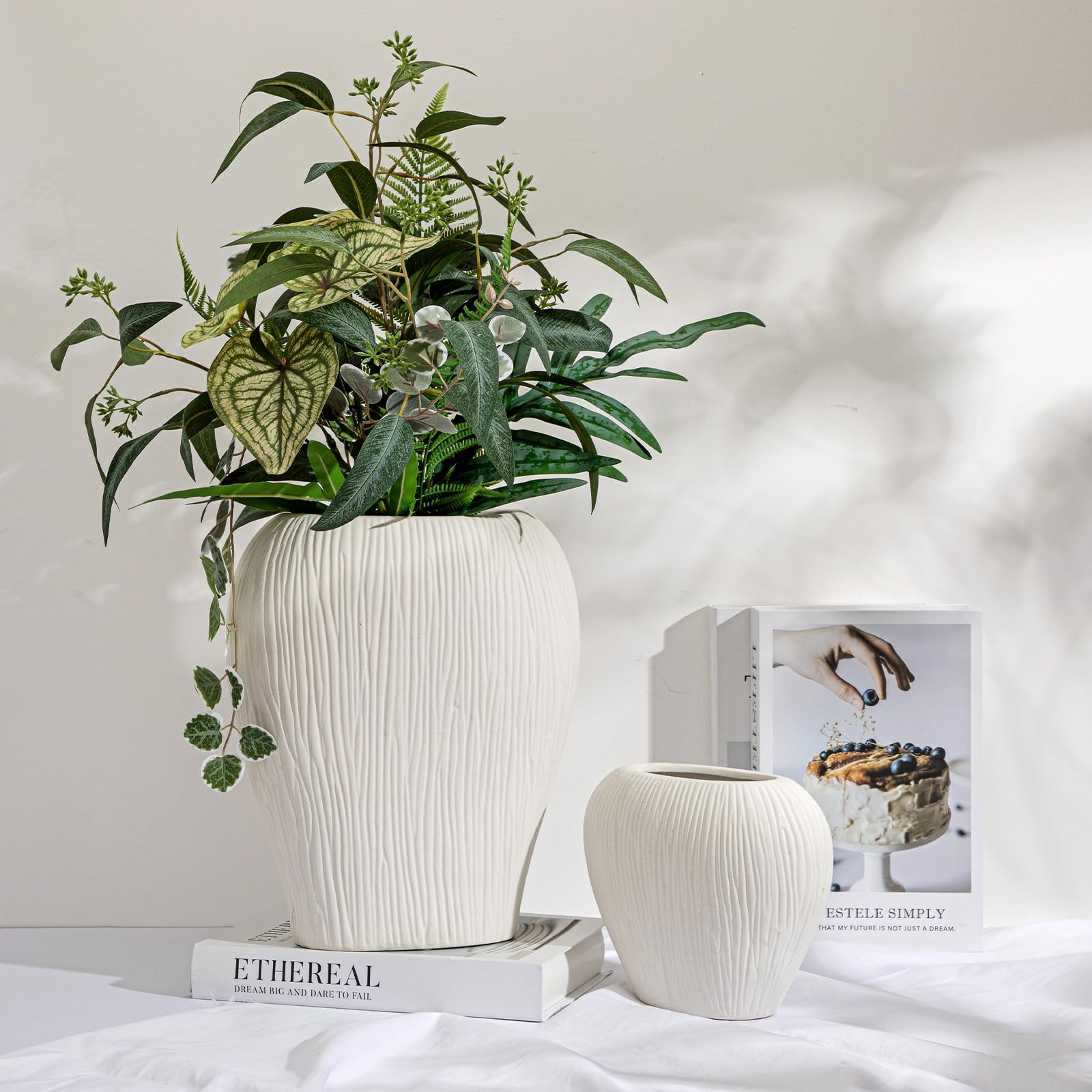 Flache Keramikvase Modern – Schmale Ribbed Vase für Pampasgras & Kunstblumen, Dekovase Keramik für Tisch, Regal & Sideboard, Boho Blumenvasen Wohndeko, Weiß - 32 cm Hohe