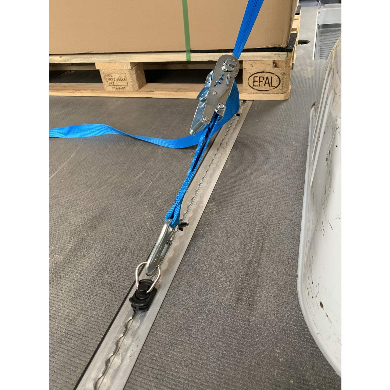 Kopflashing-Netz, 35 mm, 1000 daN, Breite 0,80/1,20 m, inkl. Ratschen Formschluss im Transporter bei Ladungssicherung