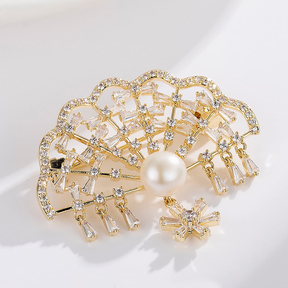 Vintage Broschen Pins für Frauen Mode Revers Pin Hohl Fan Form Brosche Pins mit Süßwasserperle, Messing, Zirkonia
