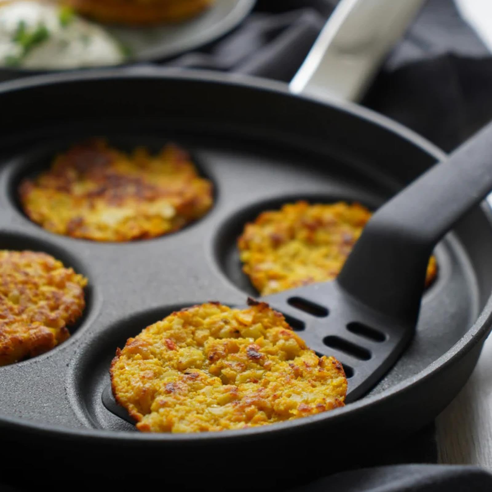 BAF Eierpfanne Induktion 26 cm mit Glasdeckel - Pancake Pfanne mit 4 runden Formen je Ø 8 cm - Aluminiumguss antihaftbeschichtet - für alle Herdarten - Made in Germany