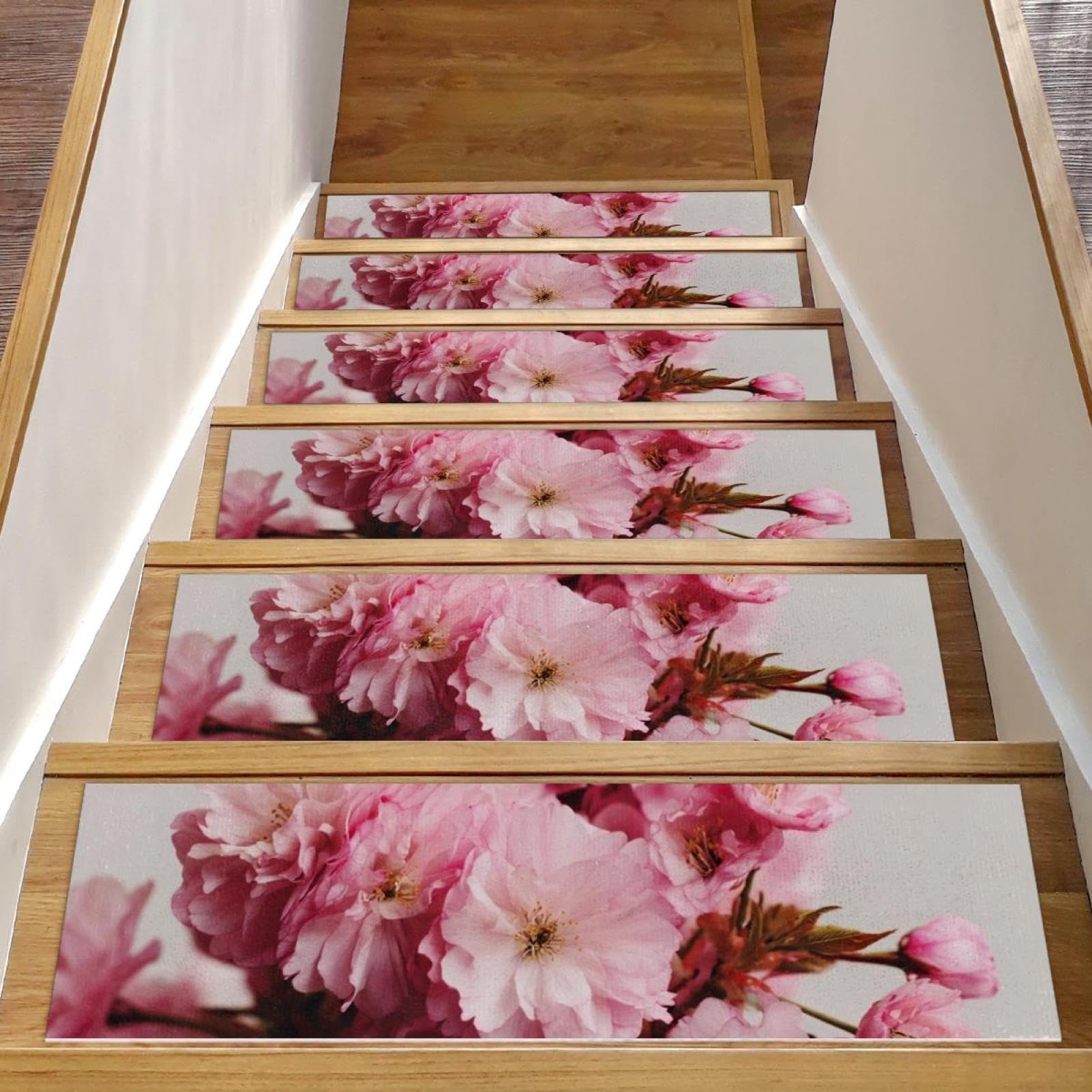 Peldaños de escalera de flores rosas para evitar resbalones en madera