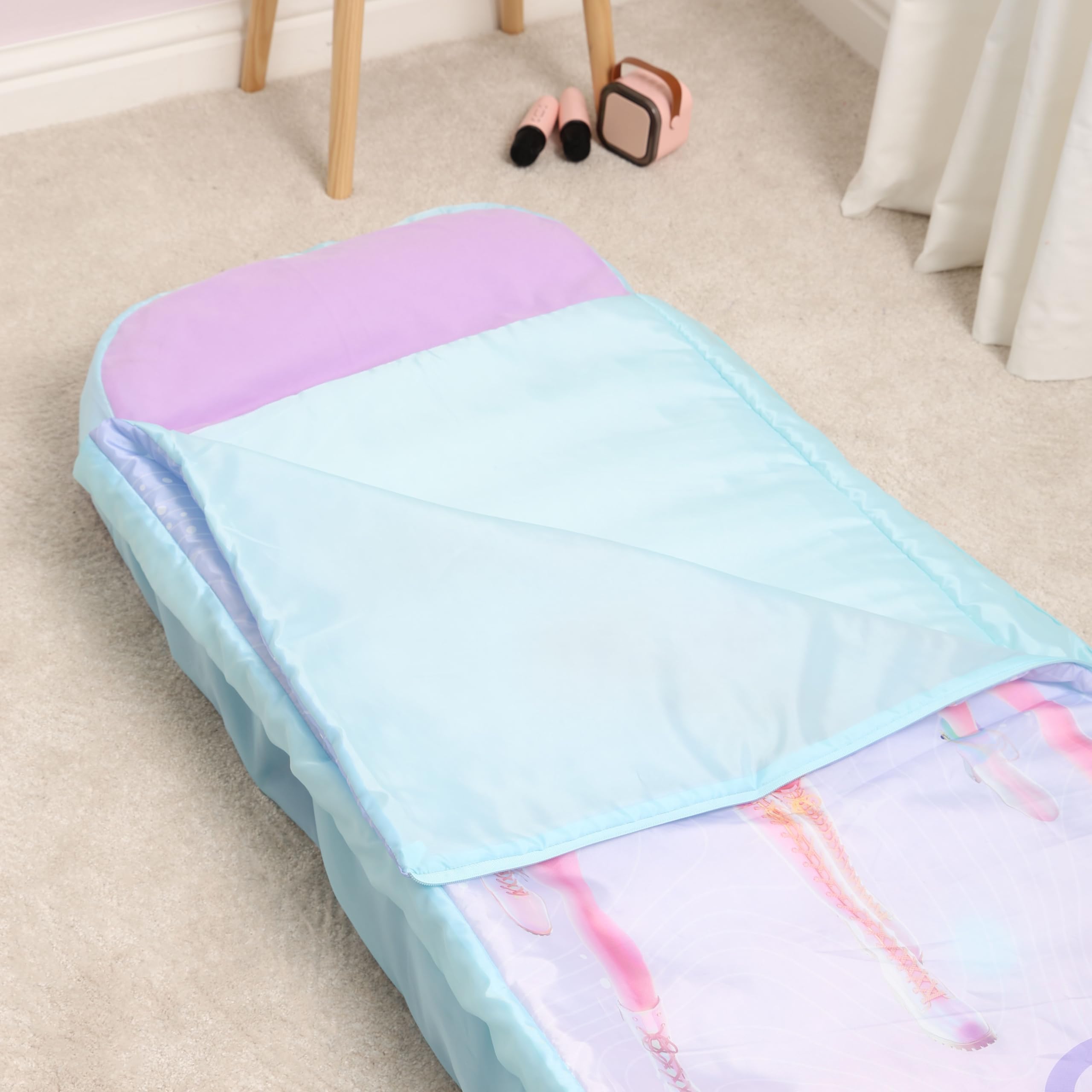 K-Pop Demon Hunters Offiziell Lizenziertes ReadyBed | Aufblasbares Luftbett und Schlafsack für Kinder mit Pumpe | Reisematratze für Übernachtungen, Camping oder den Hausgebrauch
