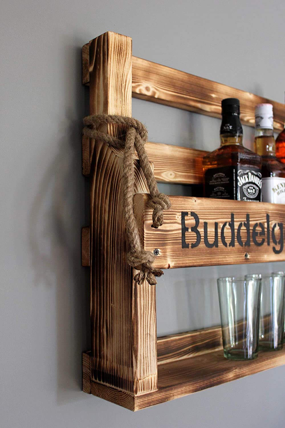 Holz Whiskey Regal mit Gläserhalter Vintage Shabby mit Druck | fertig montiert für den Wohnbereich 14T x 90B x 50H cm (Braun (geflammt)) (Buddel Gedöns (geflammt))