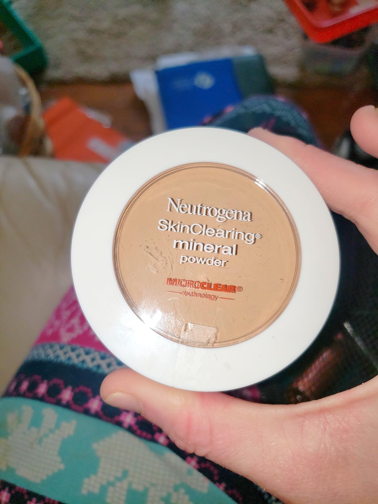 Kenvue Neutrogena SkinClearing Pressed Mineral Powder Compact for Acne Prone Skin, Oil Absorbing Acne Makeup with Salicylic Acid helps to Cover, Treat & Prevent Breakouts, Honey 85,.38 oz