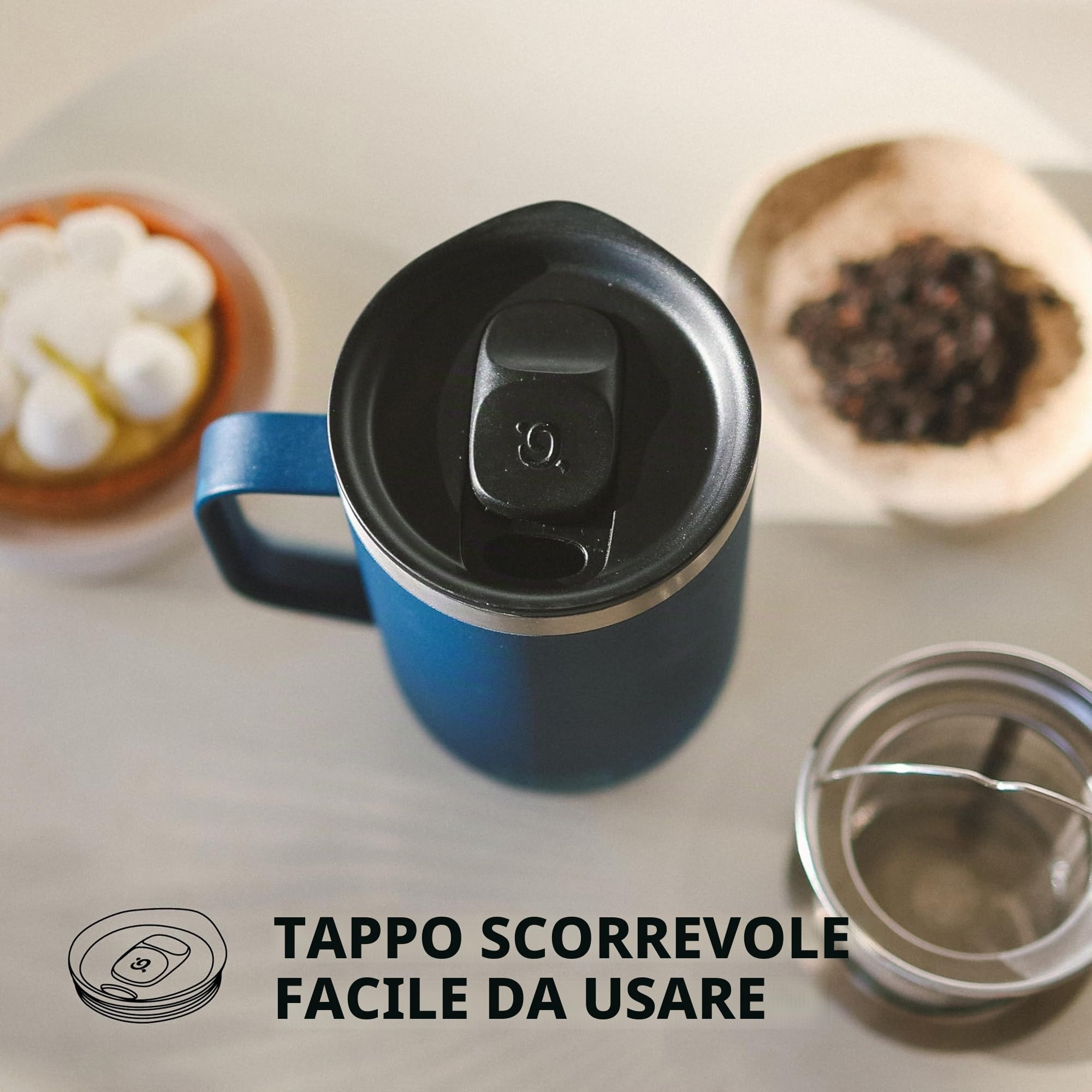 Qwetch – Tazza Termica 350 ml con Manico Blu Notte – Mug Termica Caffè & Tè – Acciaio Inox Riciclato 90% – 6h Caldo / 12h Freddo – Coperchio Scorrevole Antigoccia – Compatibile con Filtri