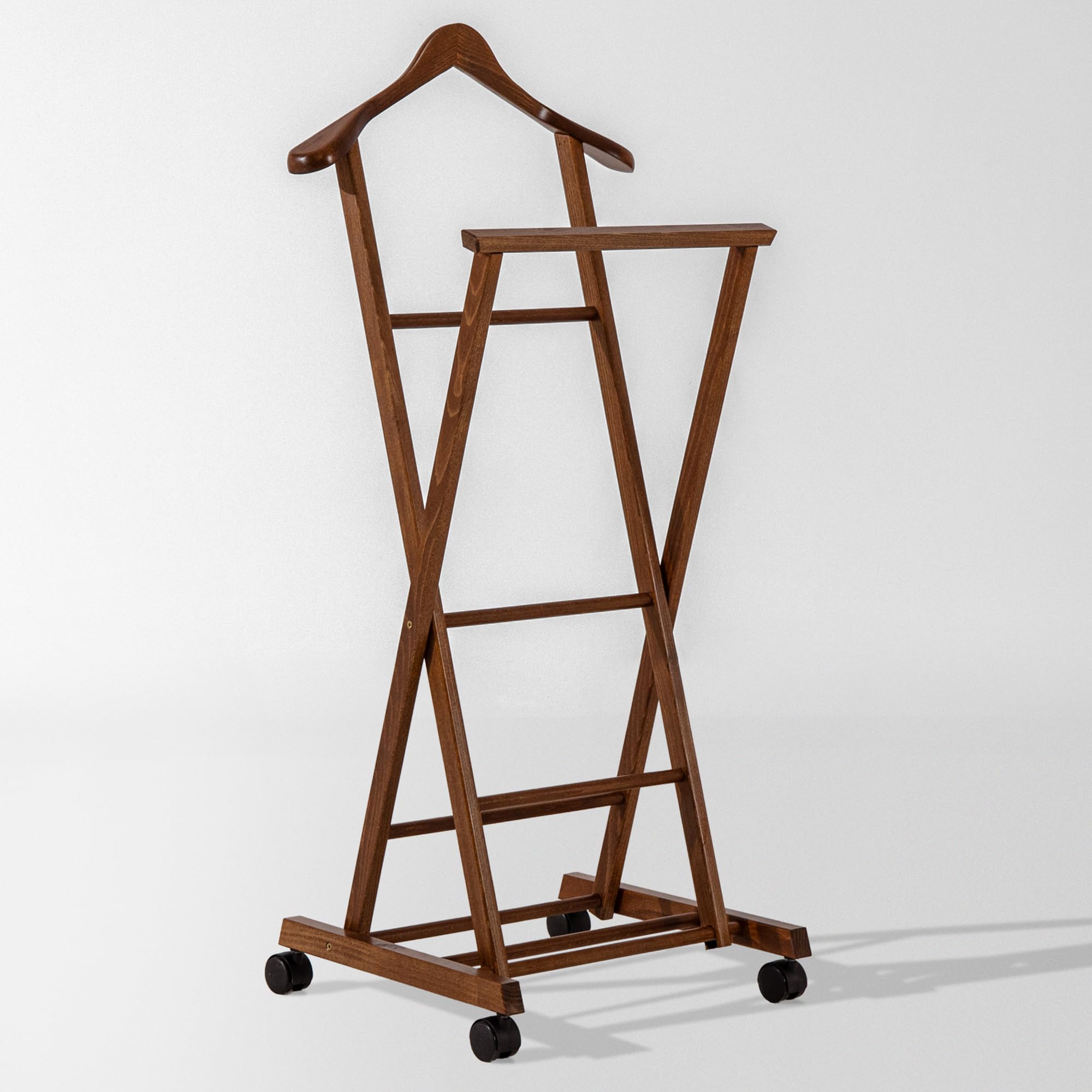 konsimo klappbarer Herrendiener - Kleiderständer aus Massivholz, für Jacken, Hosen, Gürtel und Krawatten, ideal für Schlafzimmer und Ankleideraum (Braun, Rollständer 44,5x103x40