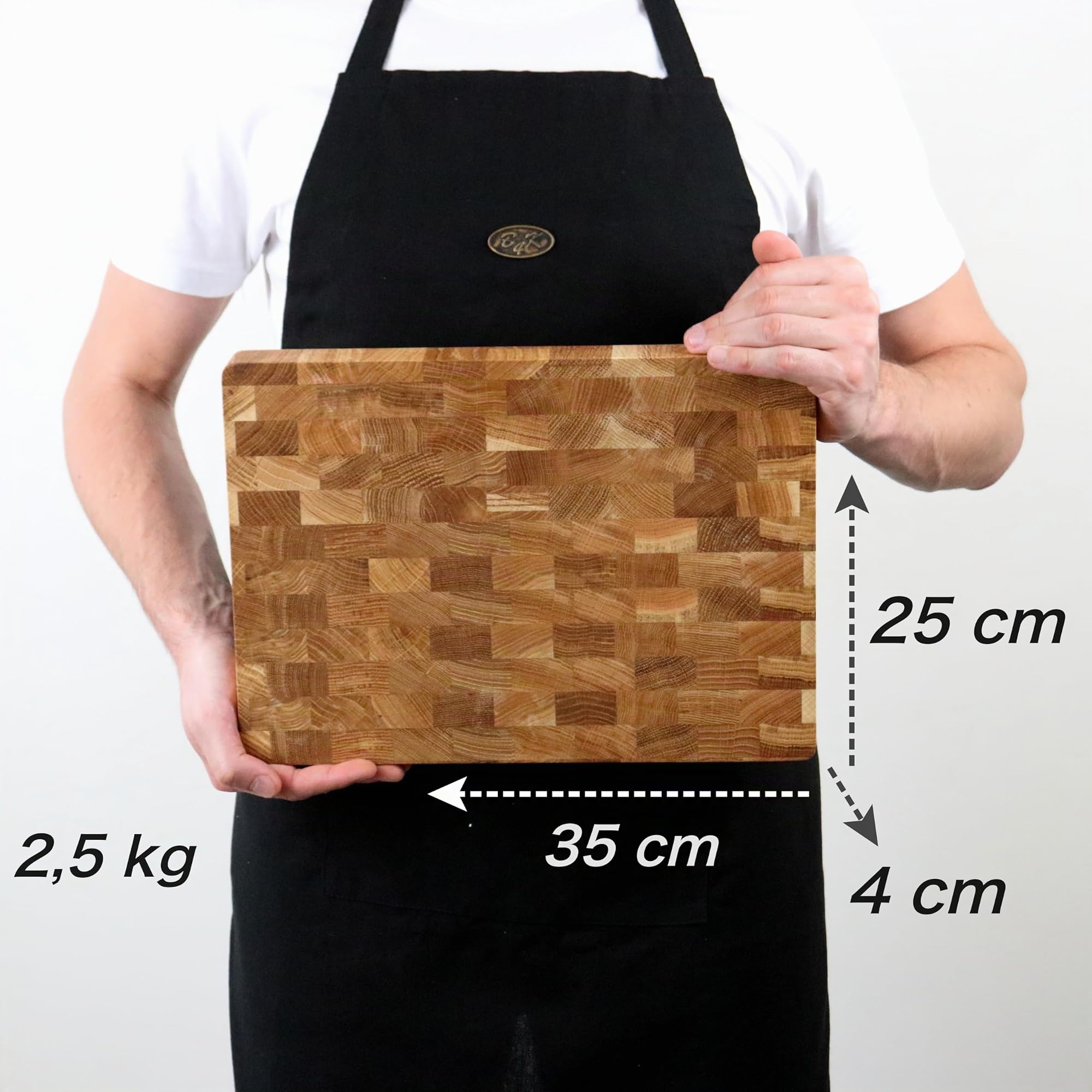 B4K® Schneidebrett mit Ständer aus Eiche Stirnholz 35 × 25 × 4 cm – Massiver Hackblock | Antibakterielles Hirnholzbrett mit Griffen & Silikonfüßen | Perfekt für Küche, Fleisch & BBQ