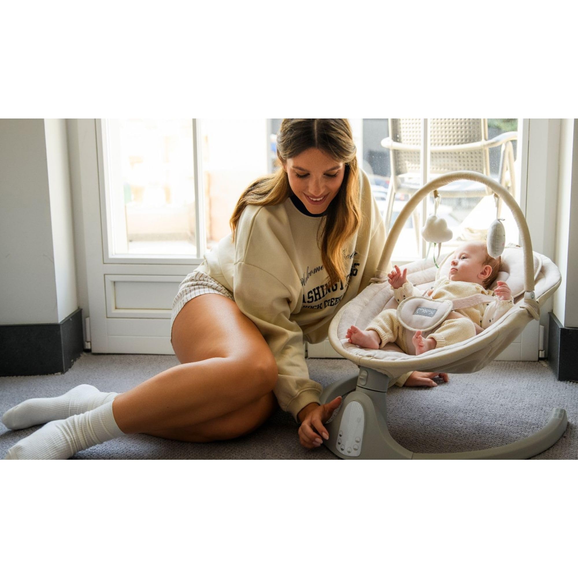 MoMi KENANI SAND Huśtawka do 9 kg, wyświetlacz LED, pilot zdalnego sterowania, Bluetooth do smartfona, zasilanie bateryjne/sieciowe, 5-punktowe szelki bezpieczeństwa, łuk i zabawki