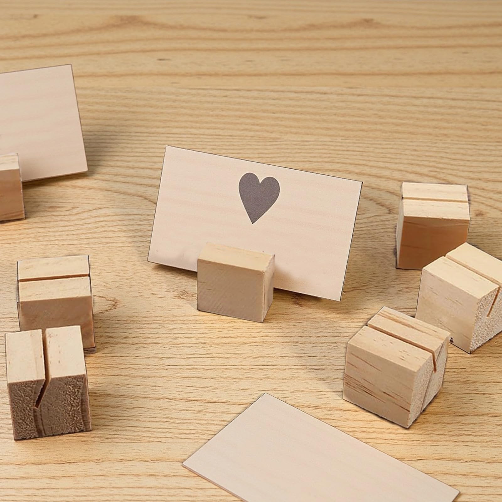 30 Stk. Holz Platzkartenhalter aus Naturholz, Würfel Fotohalter für Tische, Kartenständer für Hochzeiten, Partys, Büro und Wohn Deko, Bildständer, mit natürlicher Maserung und rustikalem Look