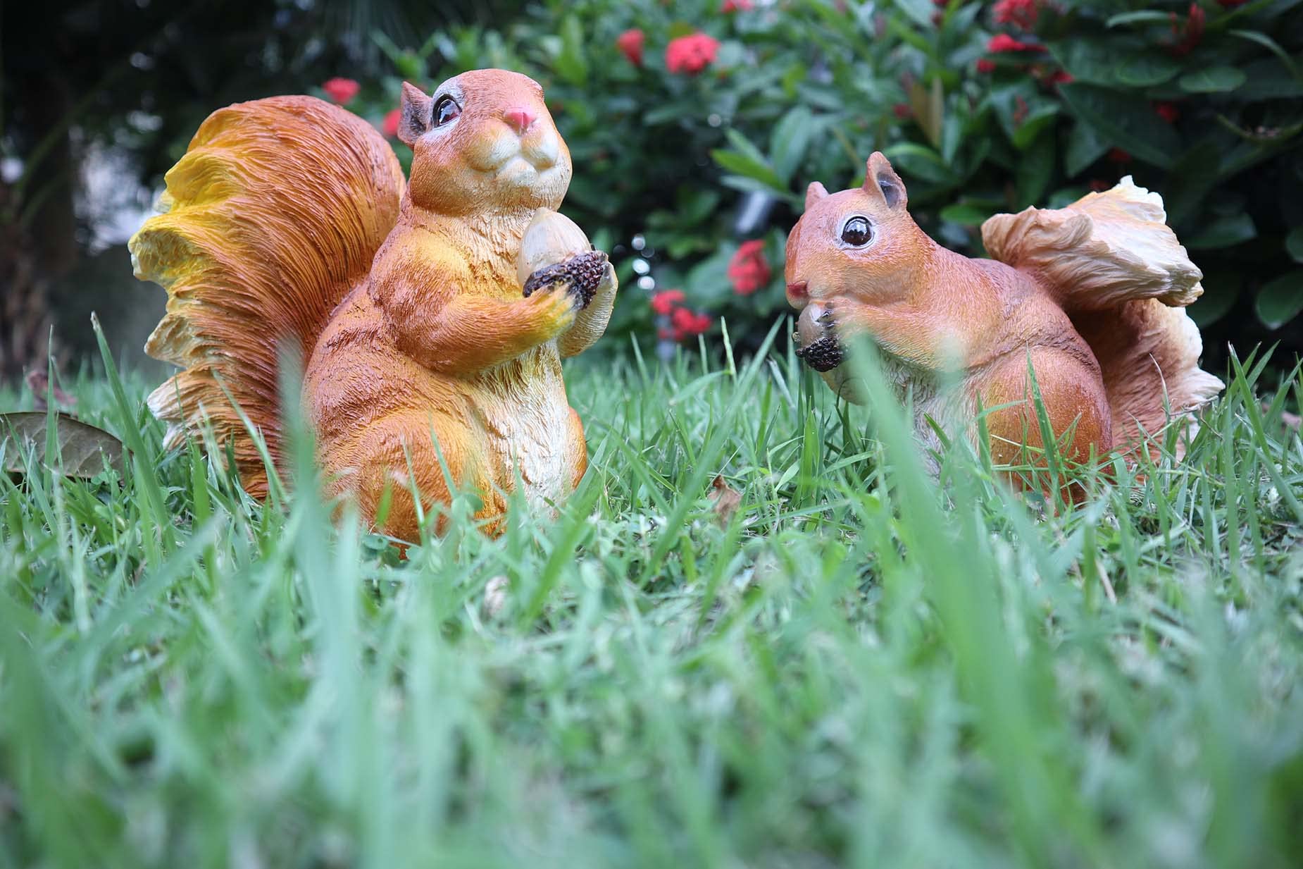 Eichhörnchen-Gartenfiguren Aus Harz – 2er Set, Ca. 5,3 Cm, Handbemalt Für Garten, Terrasse & Deko