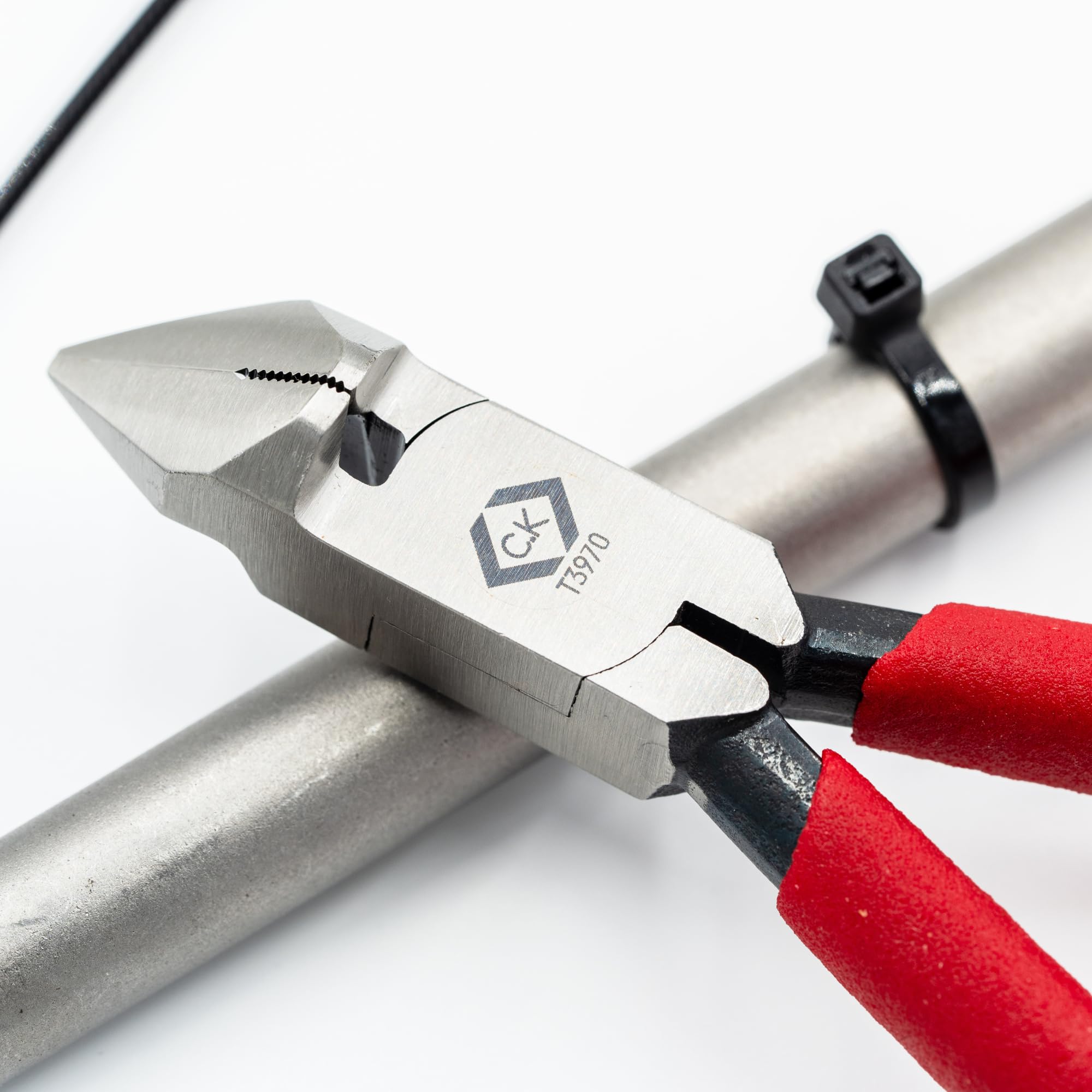 C.K Schneider für die Kabelbinderinstallation, Spann- und Flachschneider für Kunststoffkabelbinder, Patentierter Griff, für Professionelle Elektriker, Kabelbinder-Installationsschneider, CK T3970