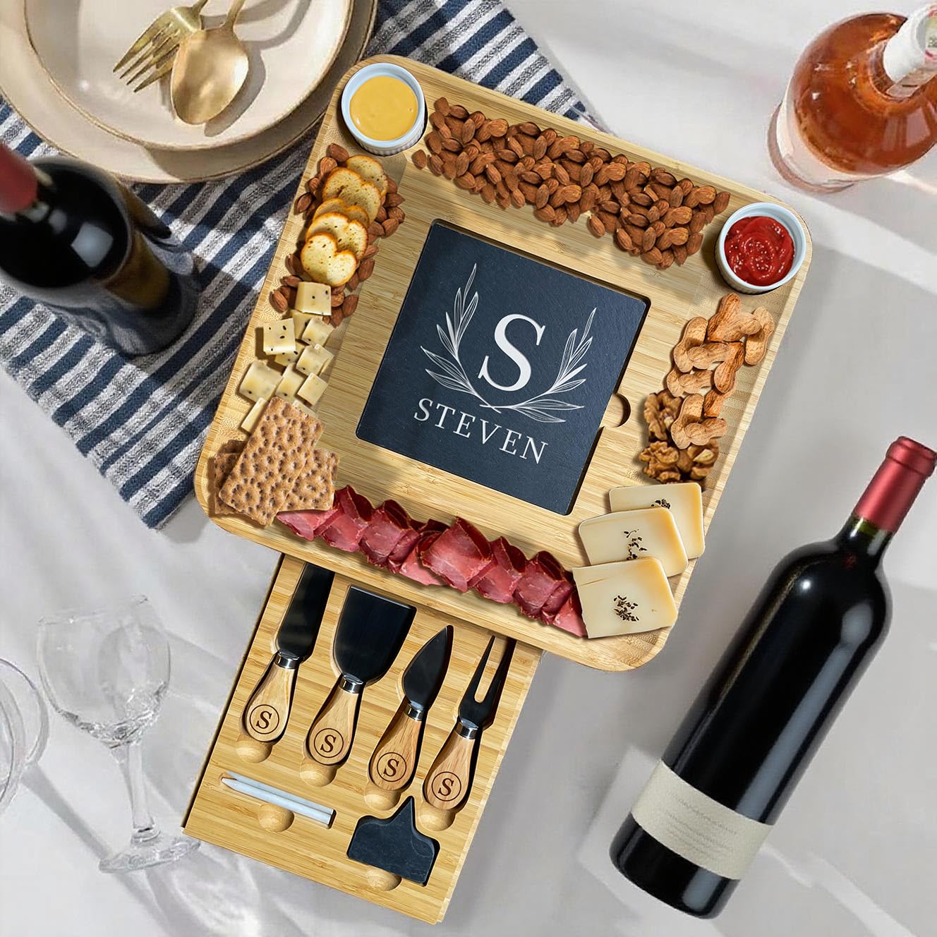 Plateau à fromages en bambou gravé personnalisé avec boîte extensible, 4 couteaux en acier inoxydable et ardoise noire, cadeaux de fête des mères pour maman, mariage, enterrement de vie de jeune fille