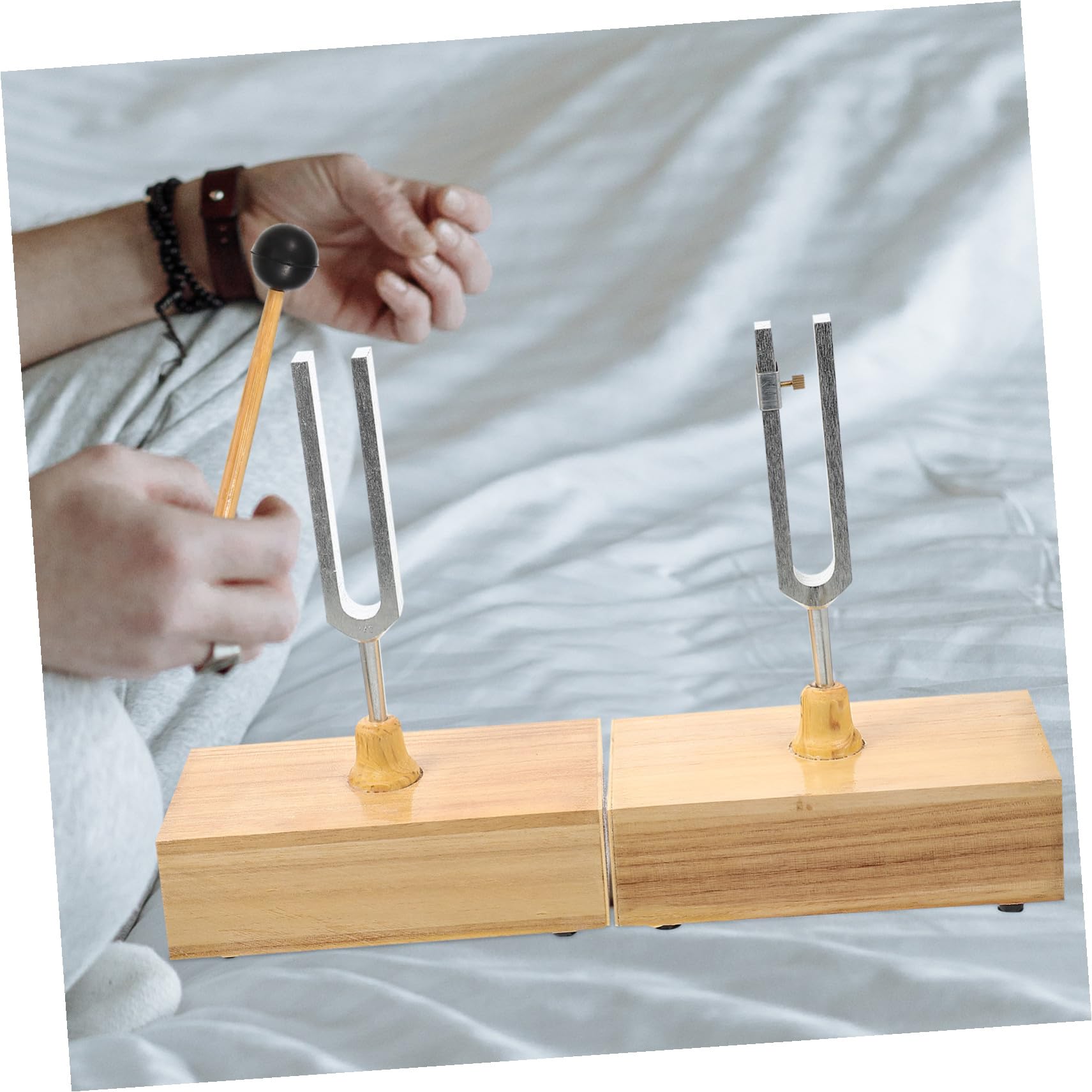 Mobestech Experimenteller Stimmgabelsatz 440hz aus Metall mit Holzsockel und Hammer für Physikalische Akustikexperimente und Stabile Platzierung