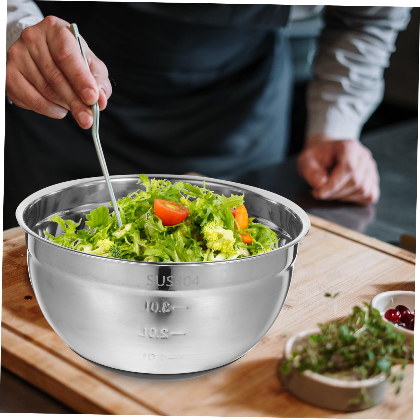 Edelstahl Rührschüssel mit Lebensmittelechtem Silikonboden und Passendem Deckel Rutschfest Rostfrei mit Messskala für Küchenmischungen und Salate