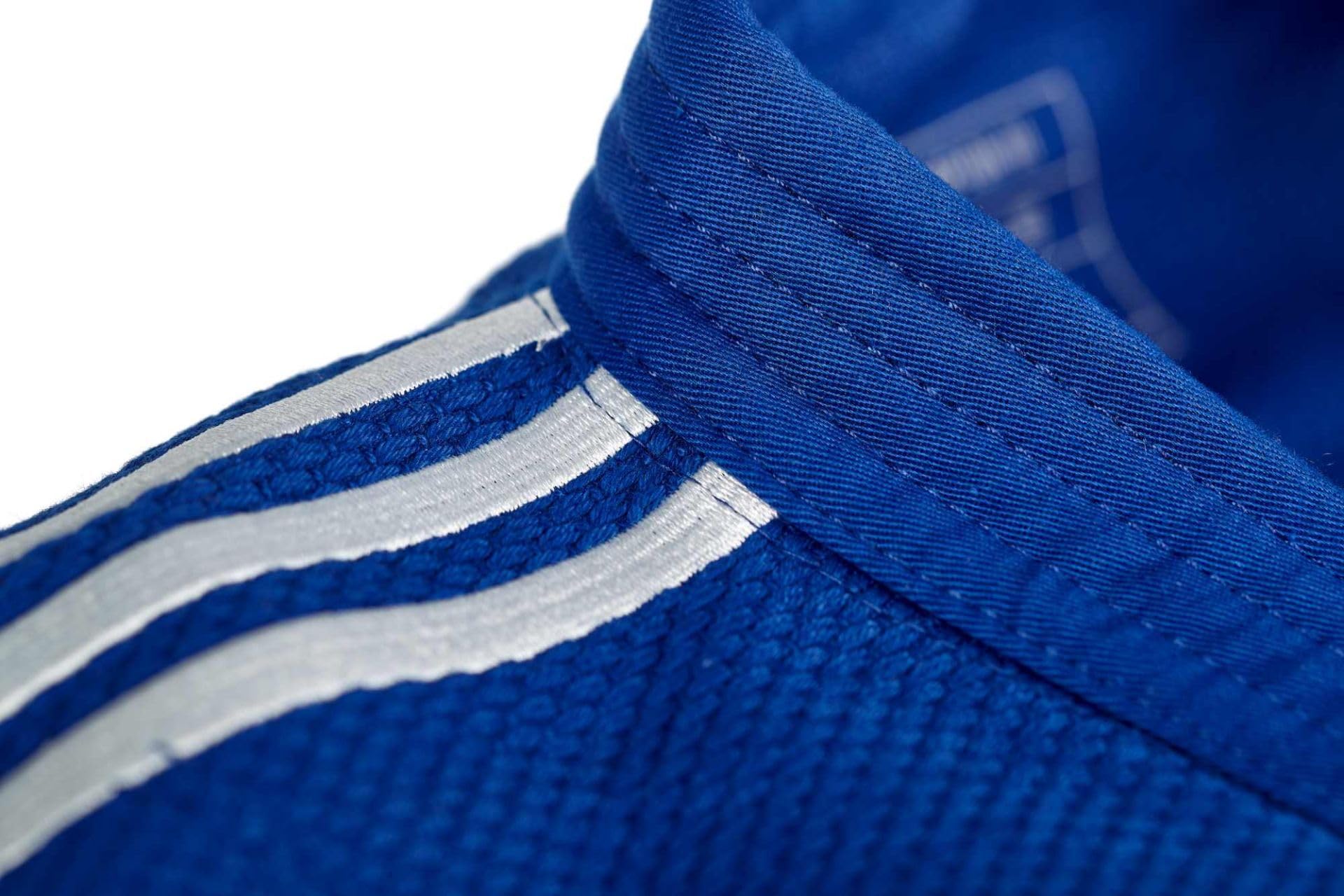 adidas Judoanzug J700 Champion III IJF 3 | Wettkampf Judo-Gi für Fortgeschrittene | IJF Red Label + Green Label | Stoffgewicht 700g/qm | Körpergröße 140-210 cm | Weiß + Blau | Slim-Fit + Regular