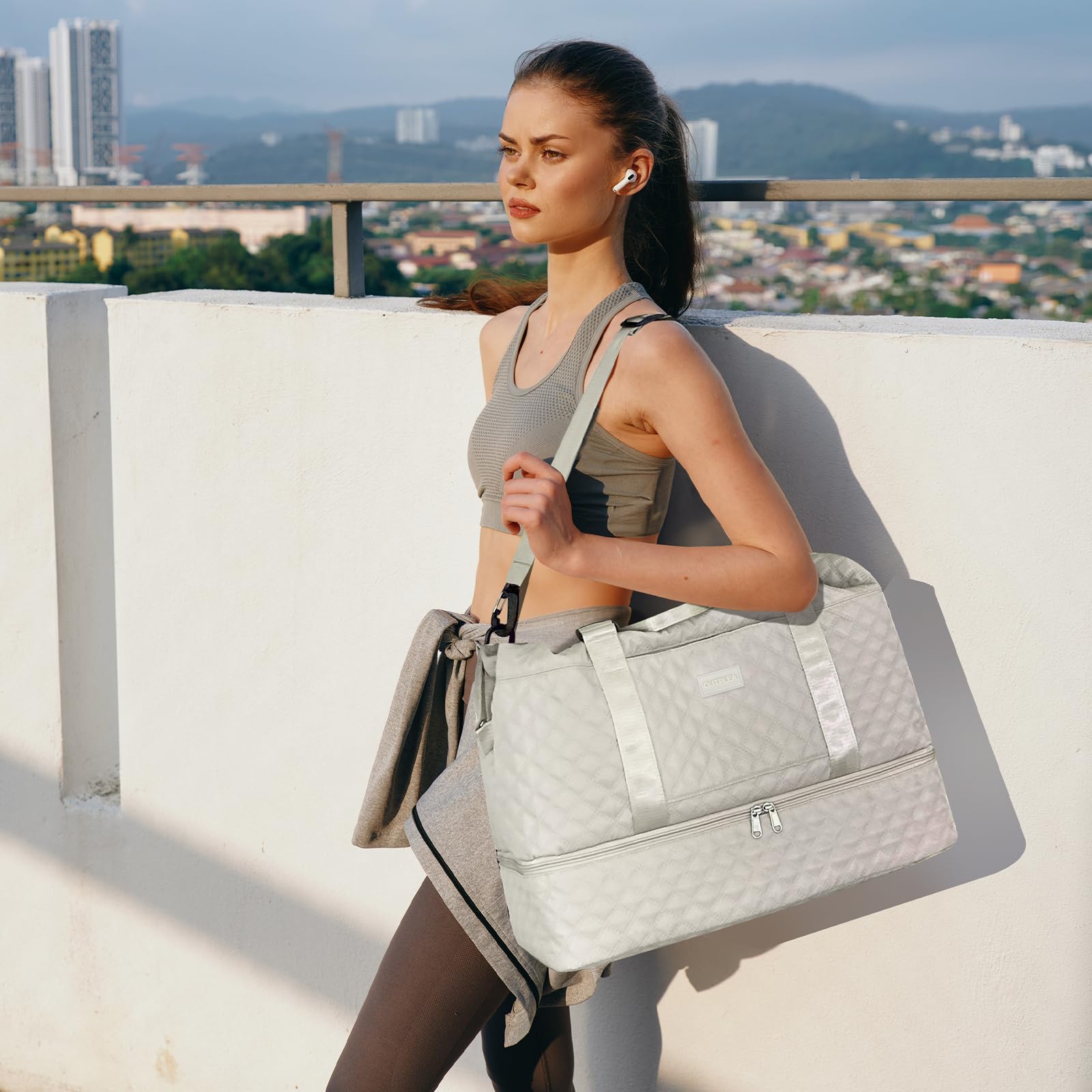 55L Borsone Viaggio Grande, Borsa Sportivo con Scomparto per Scarpe, Borsa Parto Ospedale Mamma Leggero con Borsa da Toilette per Campeggio Yoga Nascita, Bianco