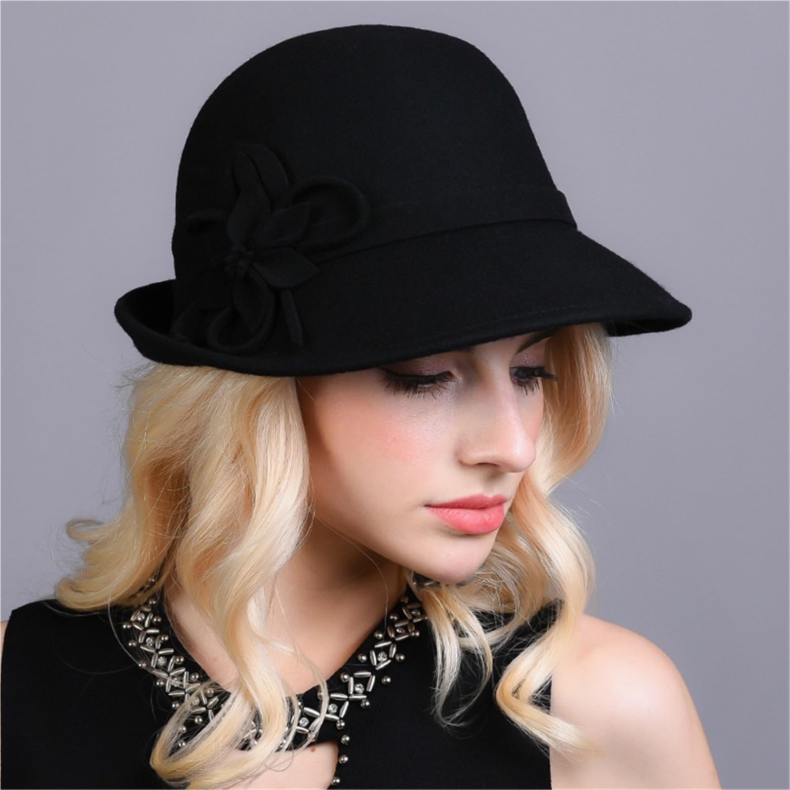 Cappello A Bombetta da Donna Lady Fascinator Berretto portapillole Irregolare Cappelli Cloche Moda Donna in Feltro Festa Formale Fedora Chiesa Copricapo in Lana