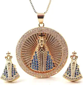 Conjunto Feminino 'Nossa Senhora Aparecida' – Colar e Brincos Banhados a Ouro 18K com Zircônias, Simbolismo Religioso e Fé – Acompanha Bolsa de Veludo