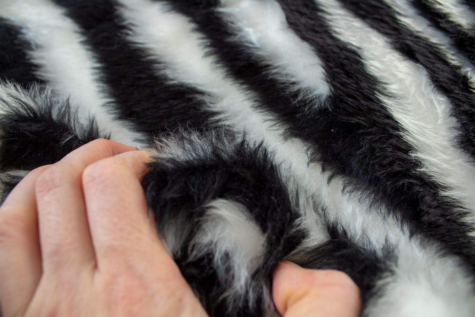 Mr. Ghorbani Kunstfell Teppich- Zebra Schwarz Weiß in 3 Größen, Tier Fell, Tiermuster in Weiß Schwarz, Größe Teppiche:110 x 150 cm