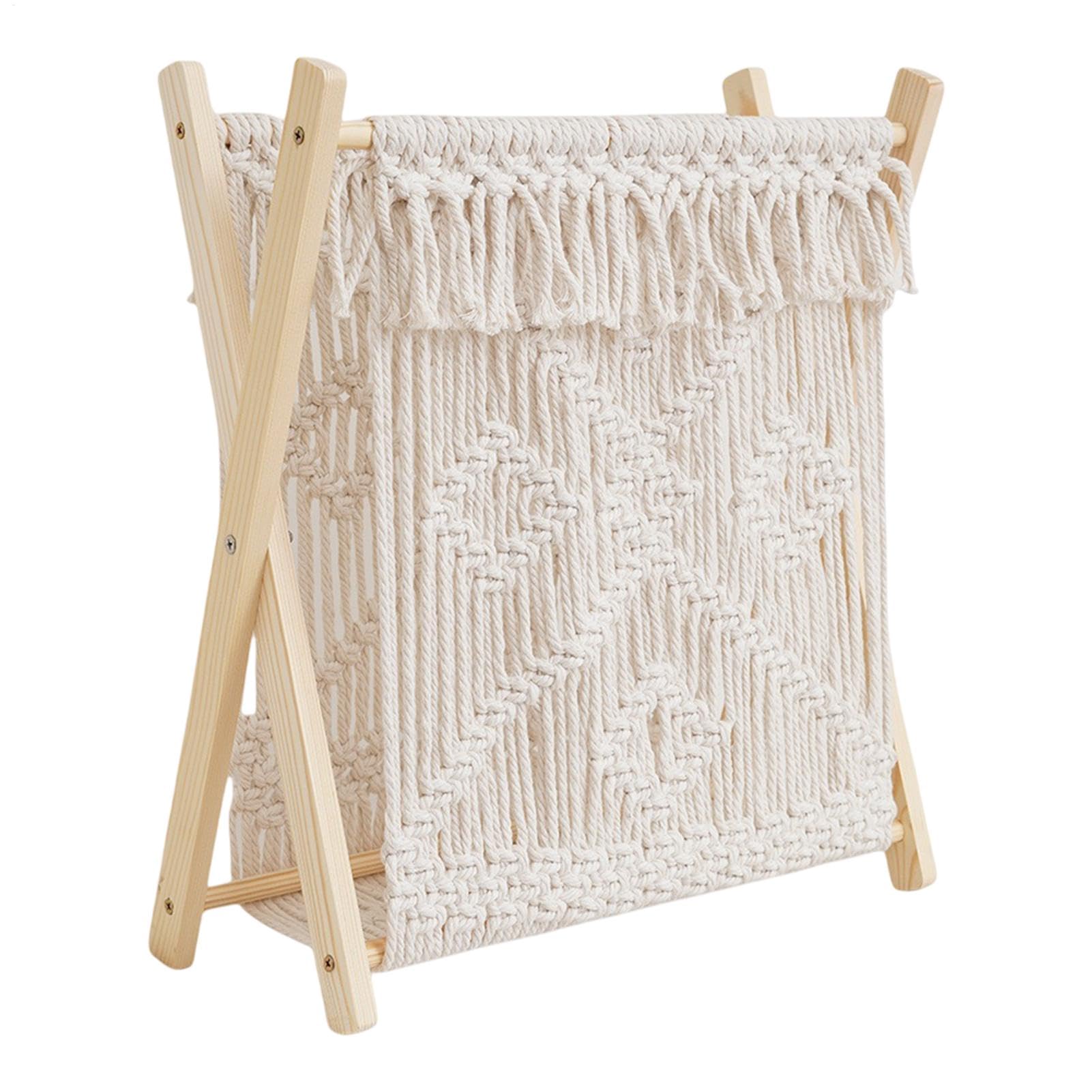 Cesta de macramé Mimoqk para organizar revistas junto al sofá del salón