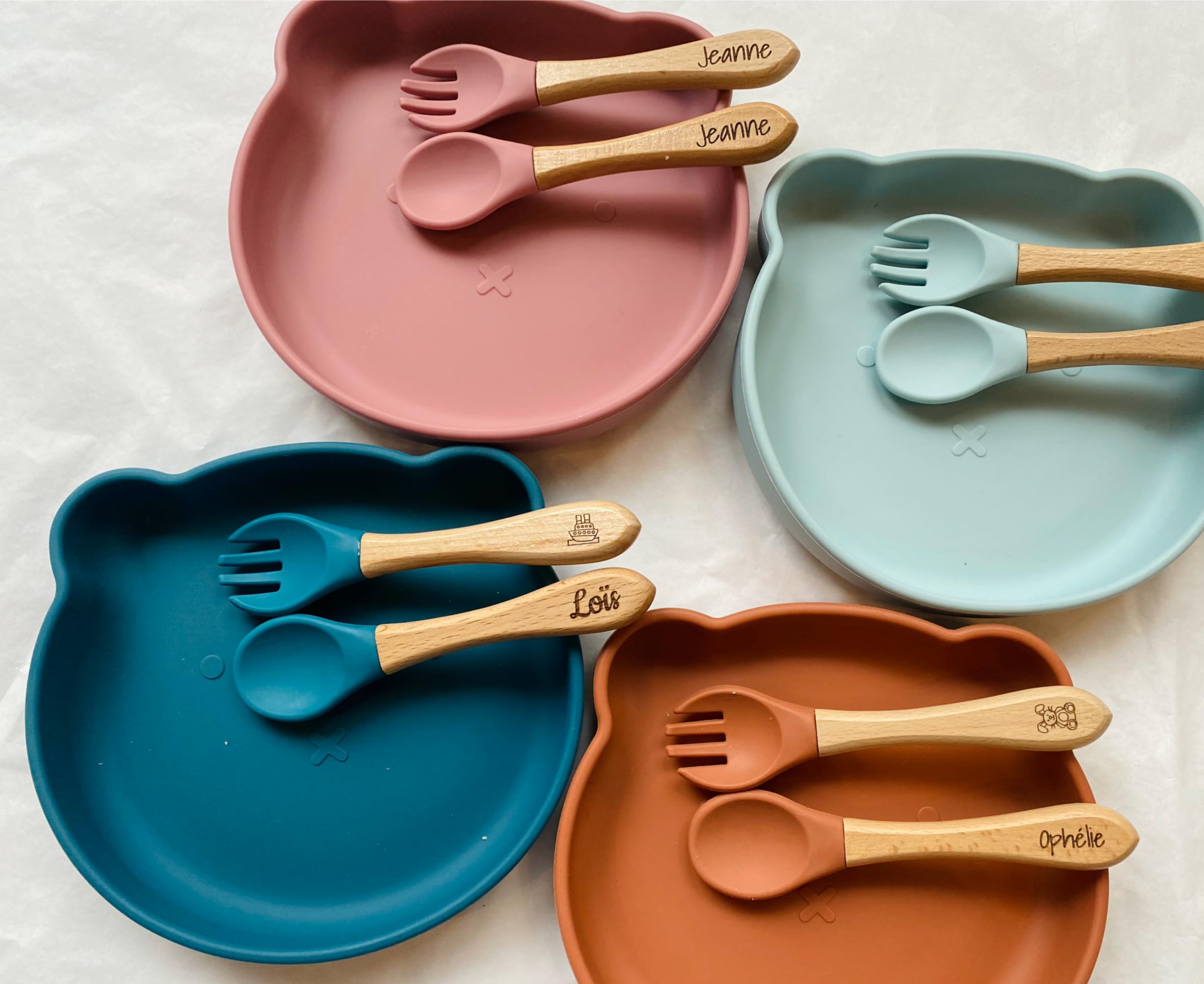 Ensemble repas ludique pour enfant : Set personnalisé avec assiette, couverts et verre en forme d'ours, le tout dans une adorable teinte bleu ciel, rendant les repas joyeux et mémorables.