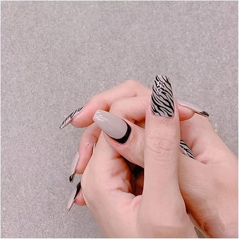 Amazon Co Jp ネイルチップ 24pcsプレスオンネイル灰色のゼブラの取り外し可能な偽の爪のマニキュアパッチの誤釘 ビューティー Amazon Co Jp ネイルチップ 24pcsプレスオンネイル灰色のゼブラの取り外し可能な偽の爪のマニキュアパッチの誤釘 ビューティー