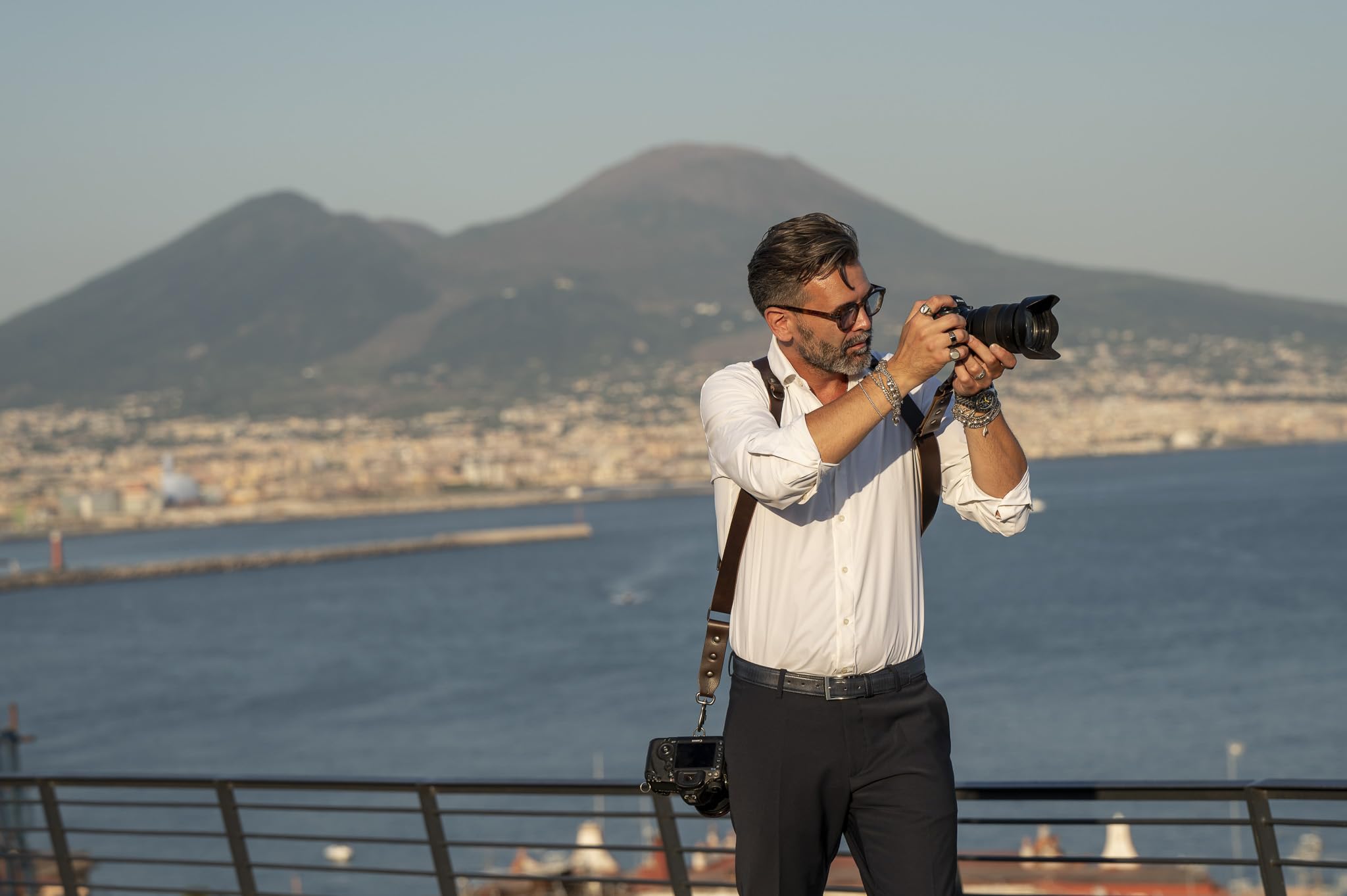 Nice One Tracolla in Pelle per Fotocamera - Ultra resistente per fotografi professionisti - Realizzata in Italia con Pelle di alta qualità - moschettone in alluminio a sgancio rapido