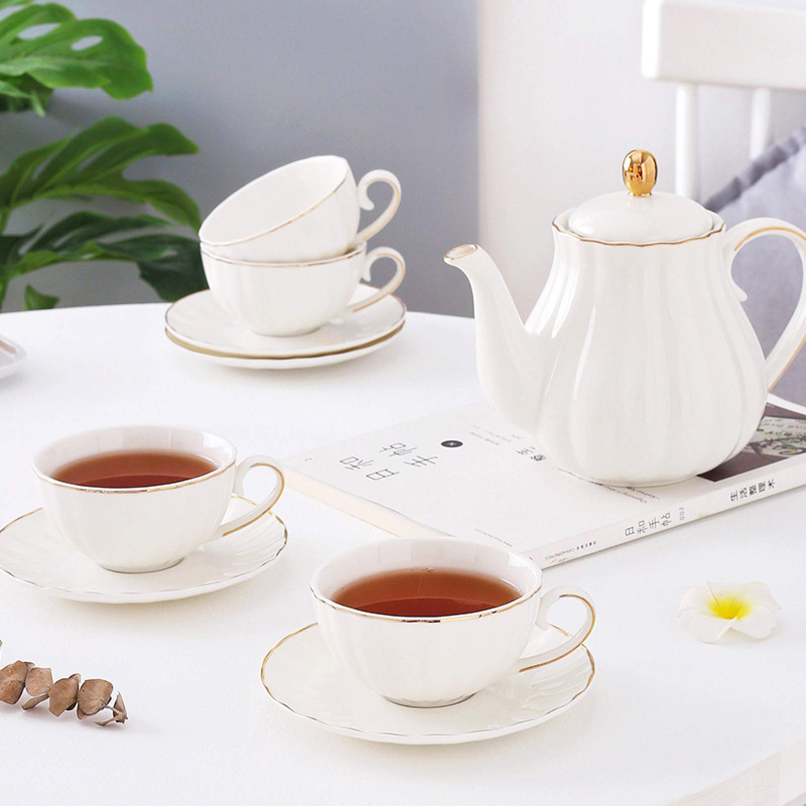 Zestaw do herbaty dla dorosłych – biały porcelanowy czajniczek z filiżankami i spodkami, elegancki design do serwowania herbaty lub kawy, idealny do rozrywki lub codziennego użytku