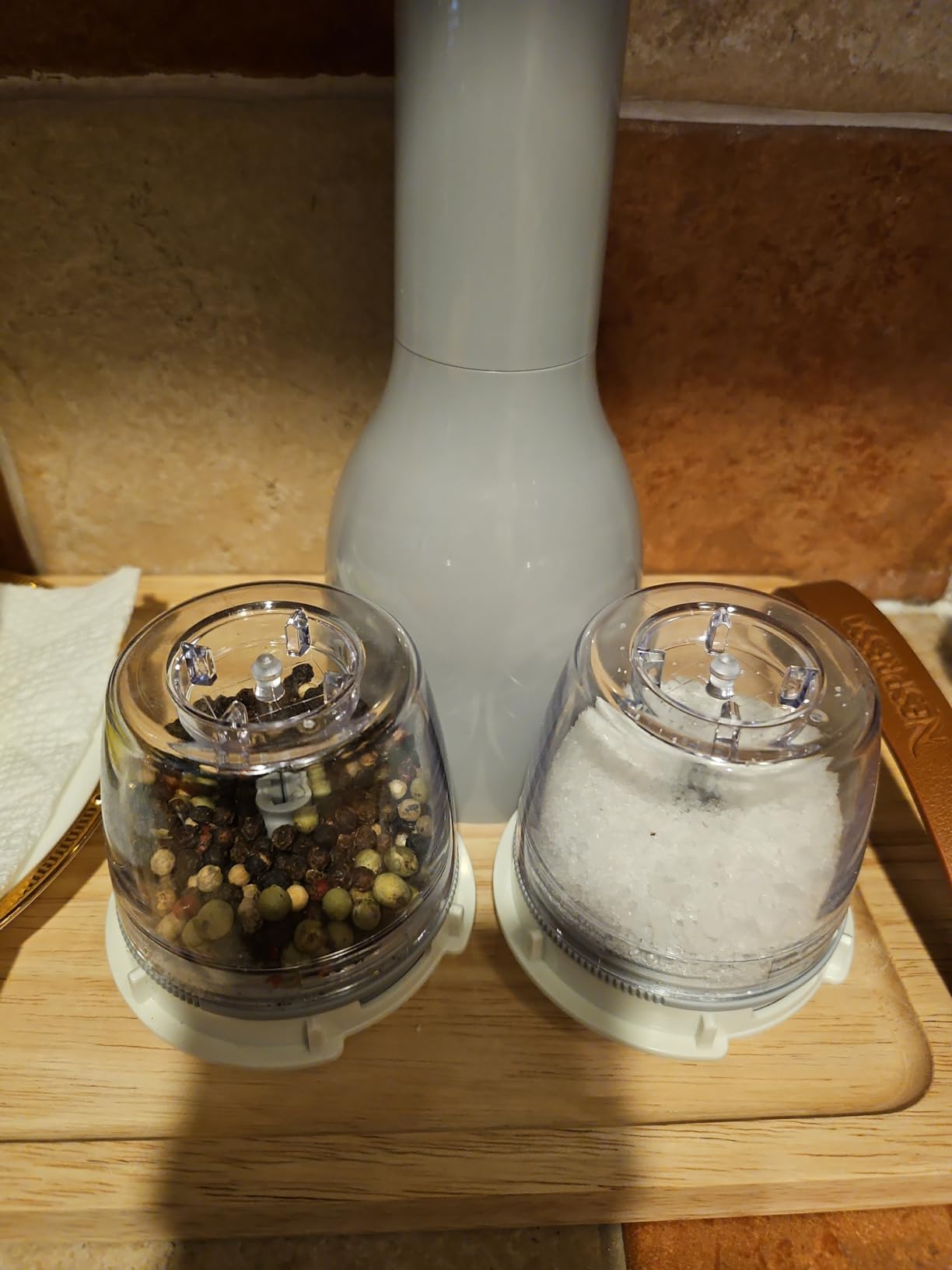 FinaMill – Award Winning Battery Operated Pepper Mill & Spice Grinder in One. Adjustable Coarseness. Ceramic Grinding Elements. One Touch Operation with LED Light. includes 2 Quick-Change ProPlus Pods photo review