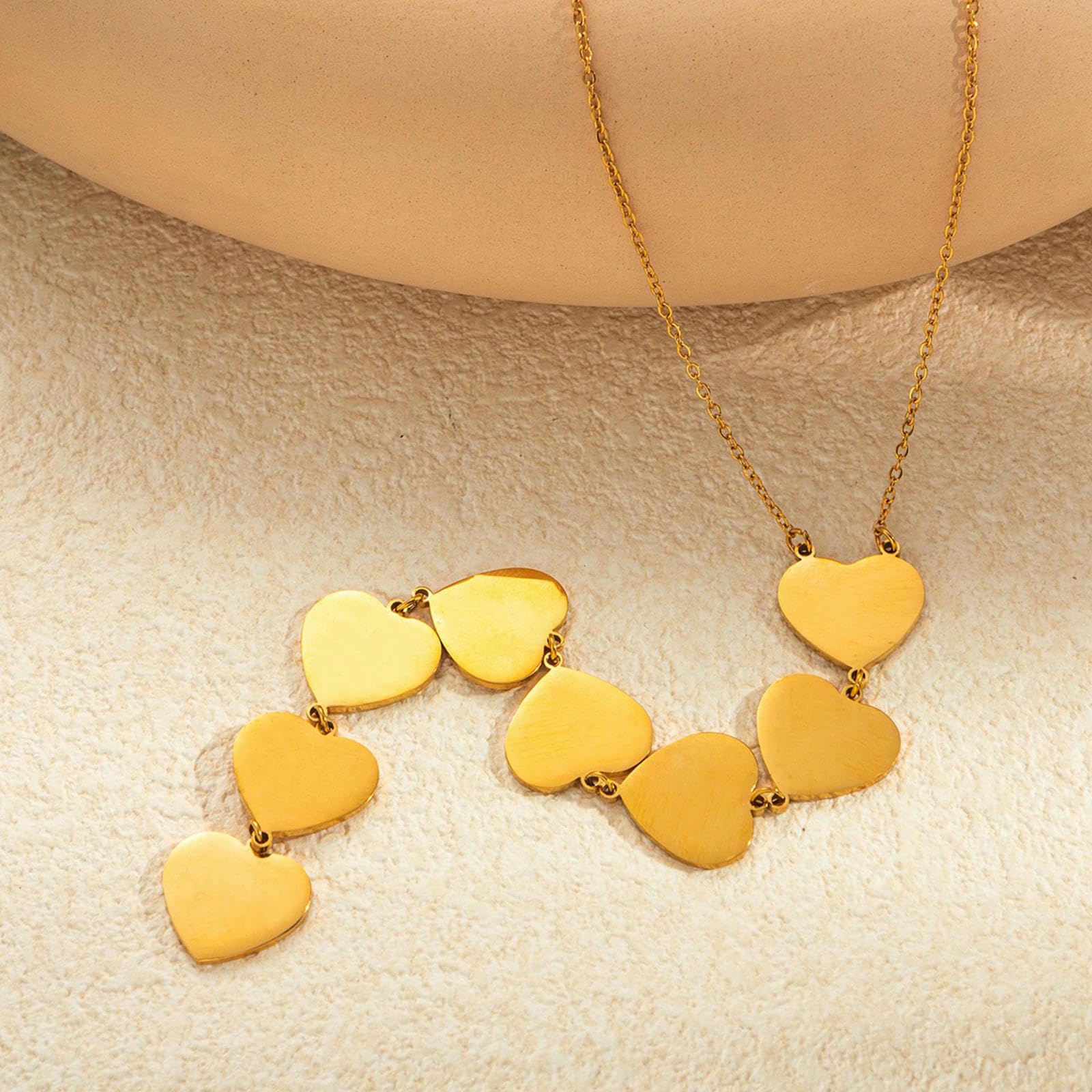 Collana in acciaio con ciondolo a forma di cuore geometrico. Gioielli minimalisti a strati per accessori per l'uso quotidiano