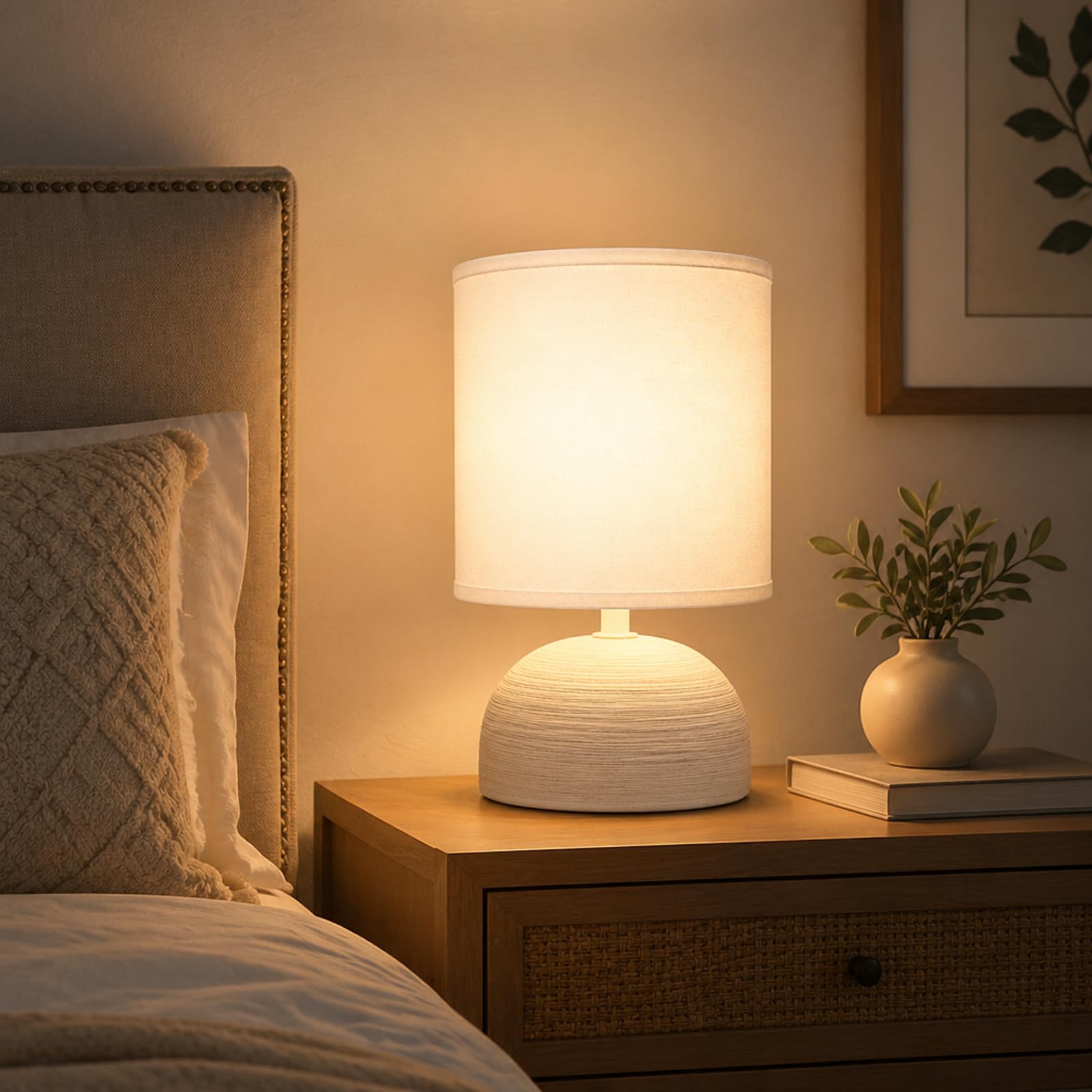 Aigostar Lampe de Chevet, Lampe en Céramique, Semi-ovale Marron, Corps au Design Marron Simple, Abat-jour en Tissu Blanc, Douille E14 (ampoule non fournie) H23cm