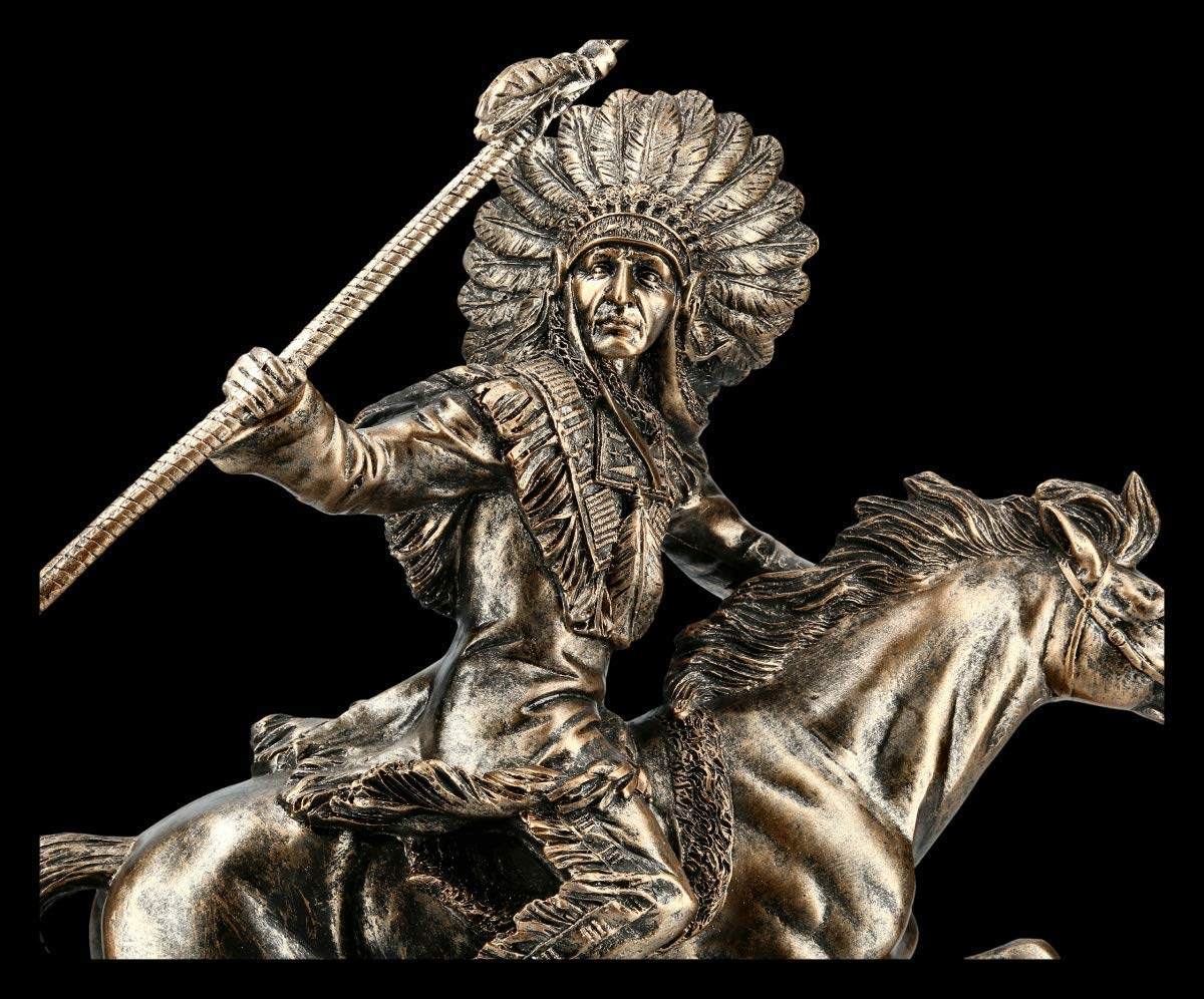Figuren Shop GmbH Indianer Figur - Häuptling reitend mit Speer | Dekofigur, Dekoartikel, Westerndeko, Skulptur, Statue, Bronzeoptik, H 34 cm