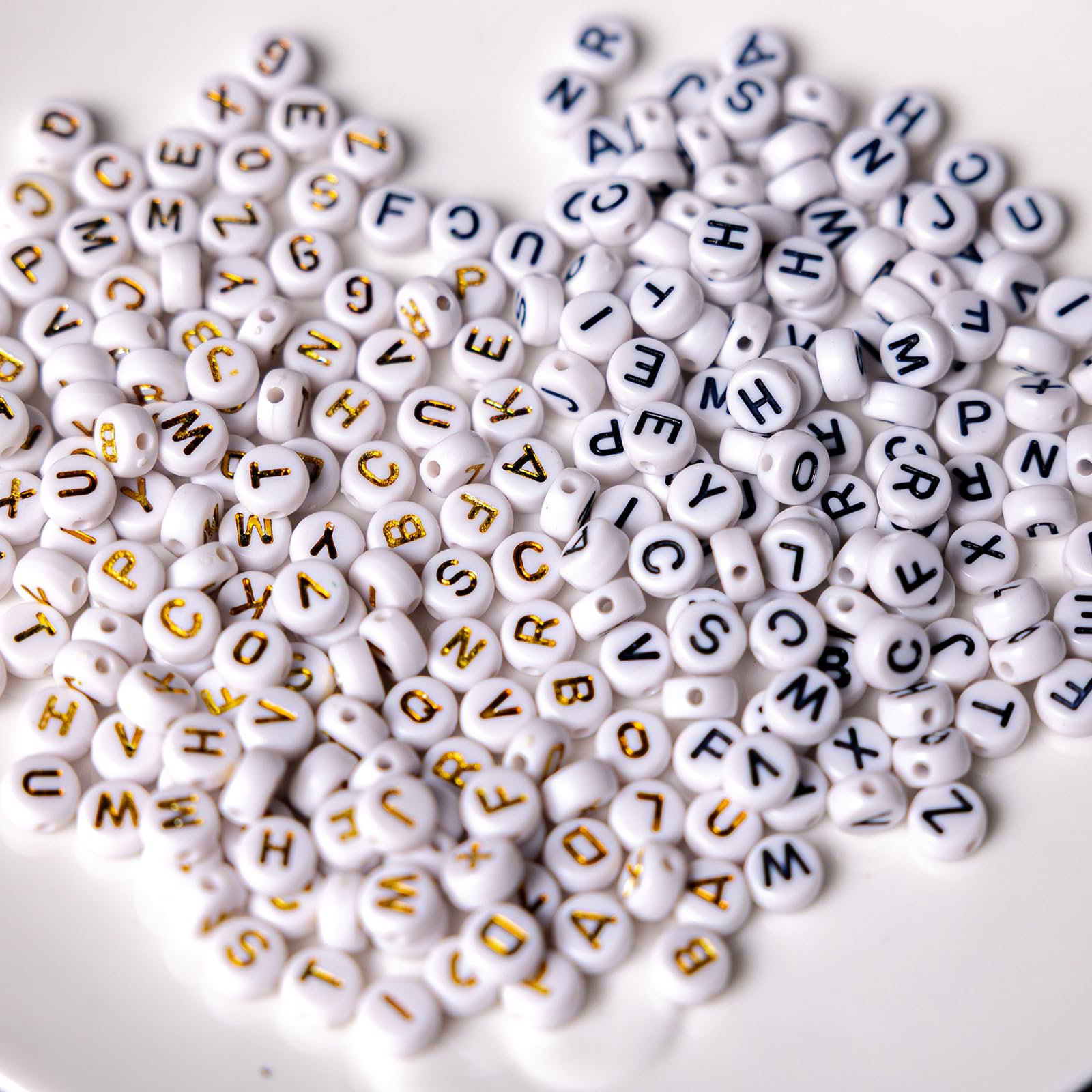 nikkiGuo Kit de 1250 cuentas de letras con cordón elástico – Alfabeto A-Z, números, corazón, luna, estrella, cuentas sonrientes para pulseras de la amistad y joyería de bricolaje (latidos blancos y