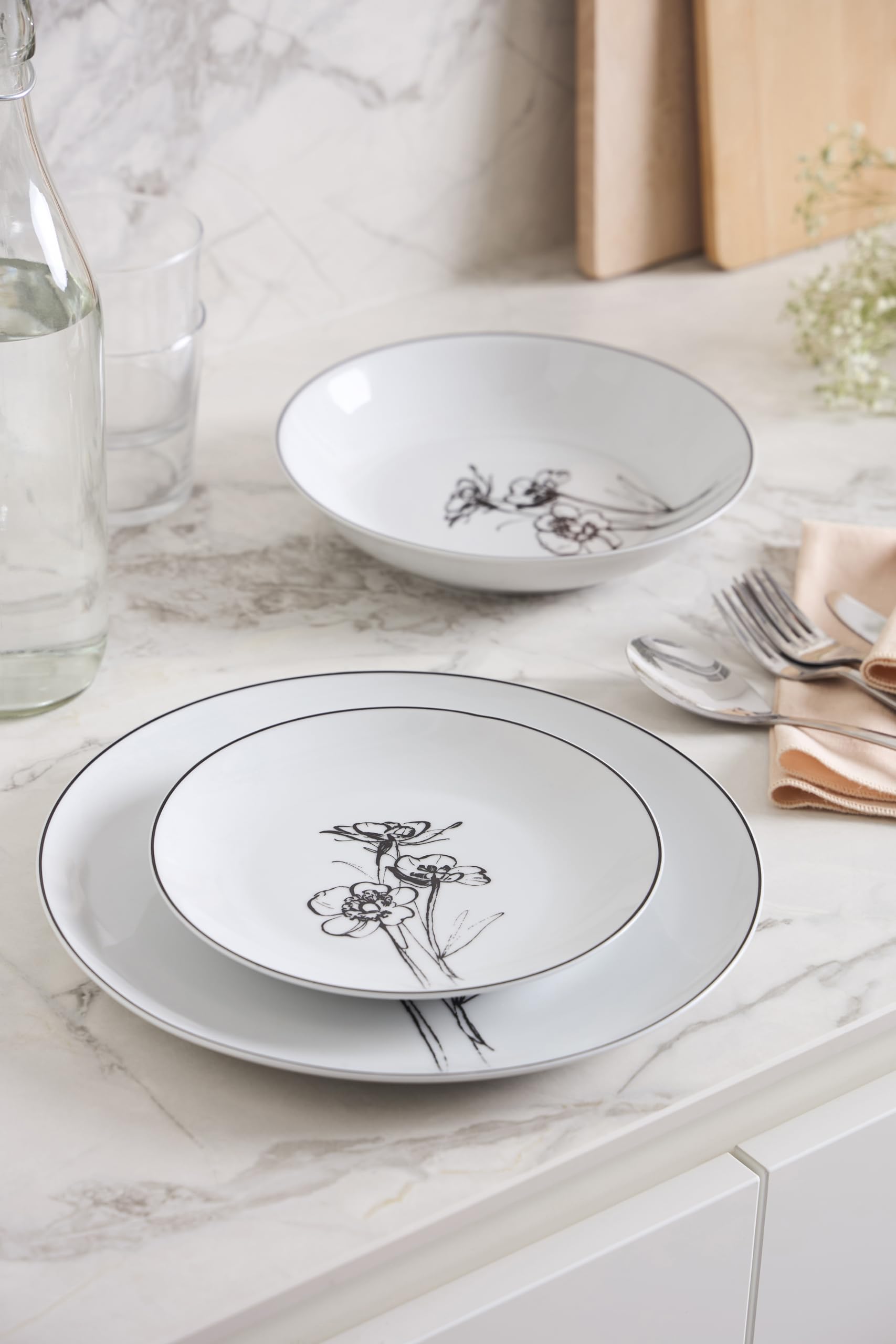 Delys 545959 Service de Table en Porcelaine de 18 pièces pour 6 Personnes - Assiettes Plates, Assiettes Creuses, Assiettes à Dessert - Décor THE FLORAL, Blanc