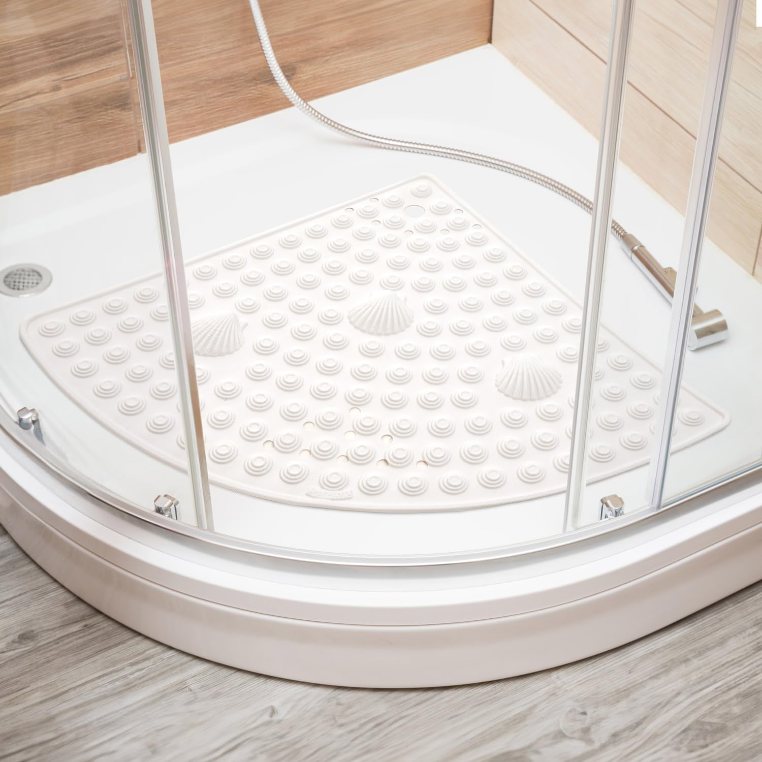 Tatkraft Shell - Tappeto Doccia Angolare, 58x58 cm, Fatto in Italia, Antimuffa, Tappetino Doccia Antiscivolo in PVC, Spesso Perfetto per Anziani e Bambini, Lavabile in Lavatrice, Bianco