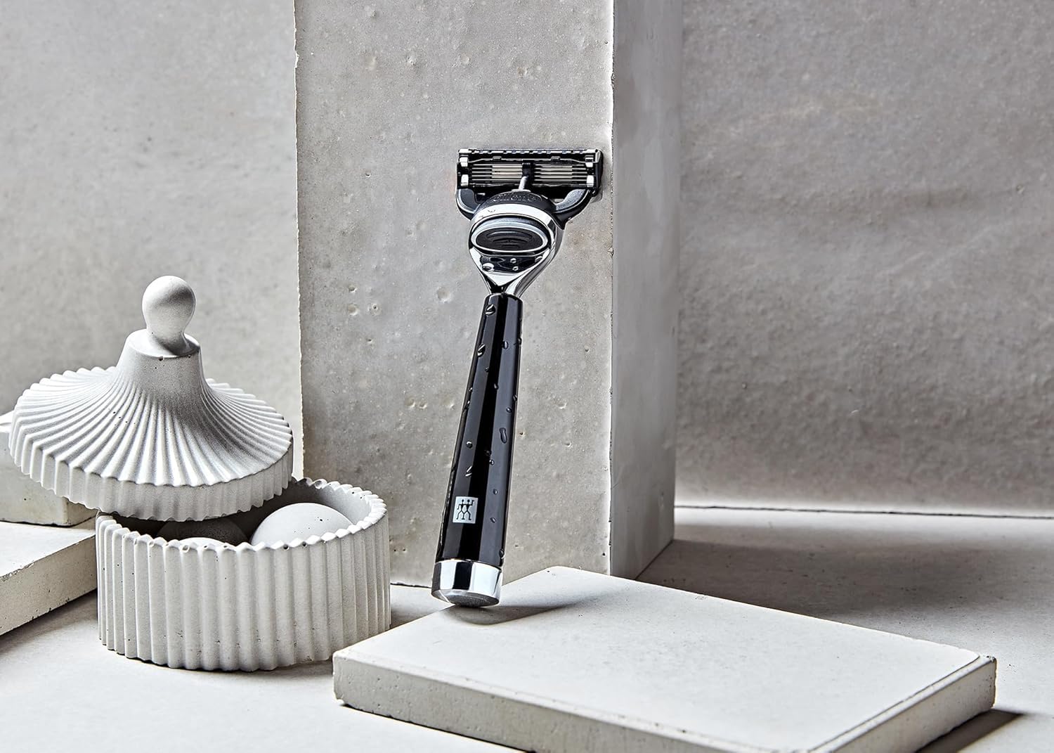 ZWILLING Maszynka do golenia (uchwyt z żywicy szlachetnej, golenie na mokro, ostrza Gilette Fusion, ergonomiczny kształt, ostrze w zestawie), czarna