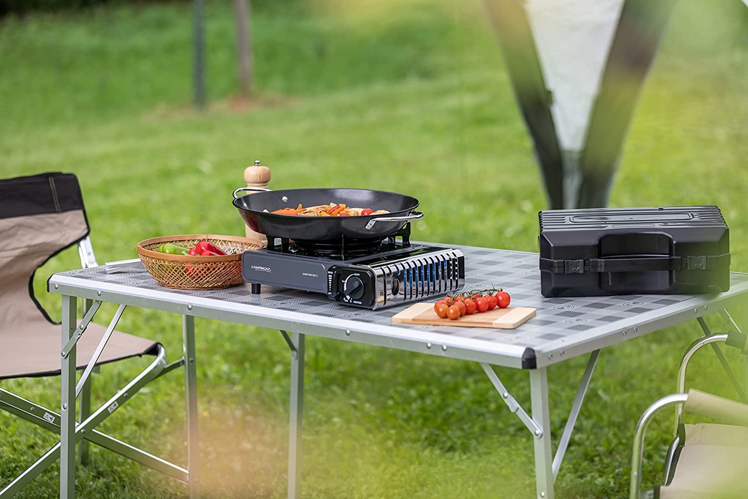 FCI Campin gaz Camp Bistro CP250 - Hornillo de camping con 3 fuegos, 2200 W de potencia y 4 cartuchos Bistro CP250, incluye maletín de transporte