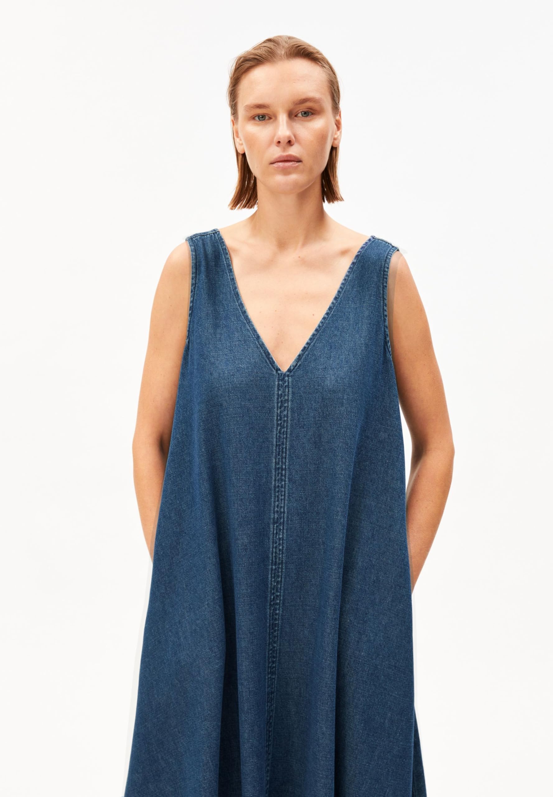 ARMEDANGELS Damen Jeanskleid aus Bio-Baumwoll Mix Denim V-Neck Loose Fit