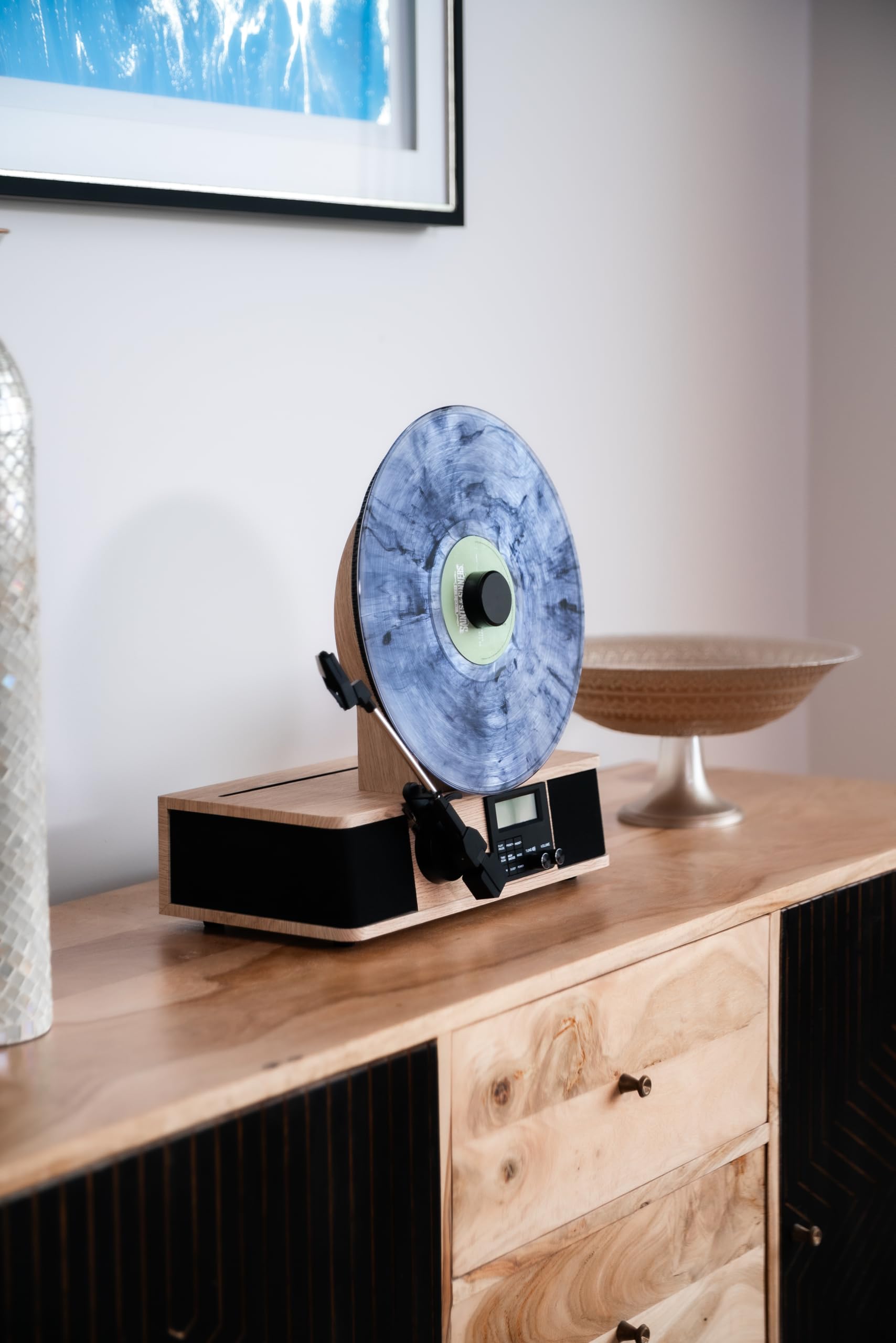 Fuse Giradischi verticale avvolgente con supporto Bult In, lettore in vinile moderno Mid-Century con altoparlanti integrati e Bluetooth, radio FM, giradischi audio domestico per dischi in vinile da 12
