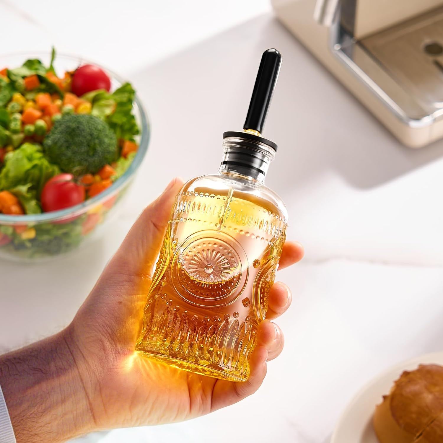 Imagem close-up de um produto com fundo desfocado, tigela de salada colorida e parte de máquina ou eletrodoméstico ao fundo. Imagem close-up de um produto com fundo desfocado, tigela de salada colorida e parte de máquina ou eletrodoméstico ao fundo.