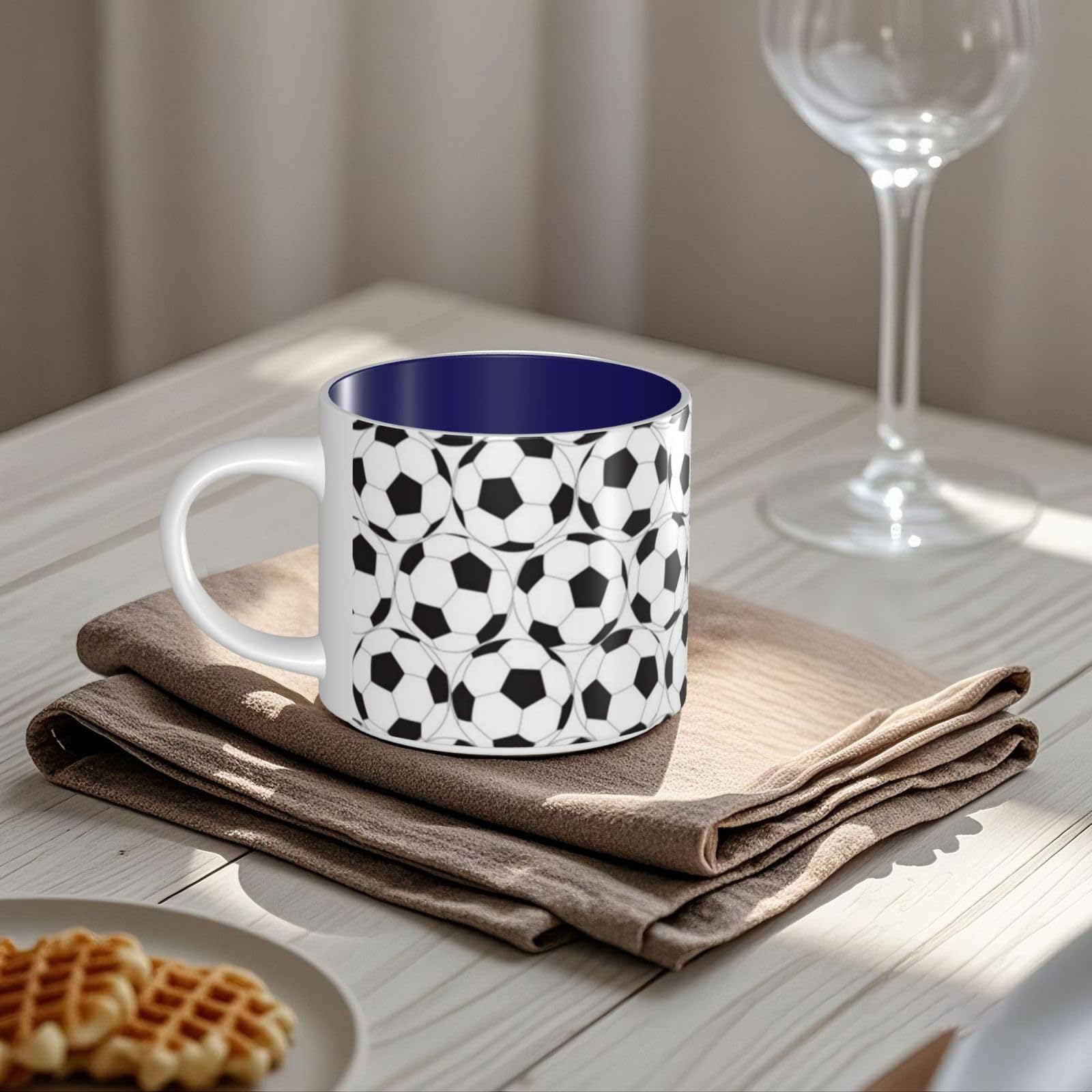 Tazza da caffè in ceramica stampata con motivo a pallone da calcio in bianco e nero