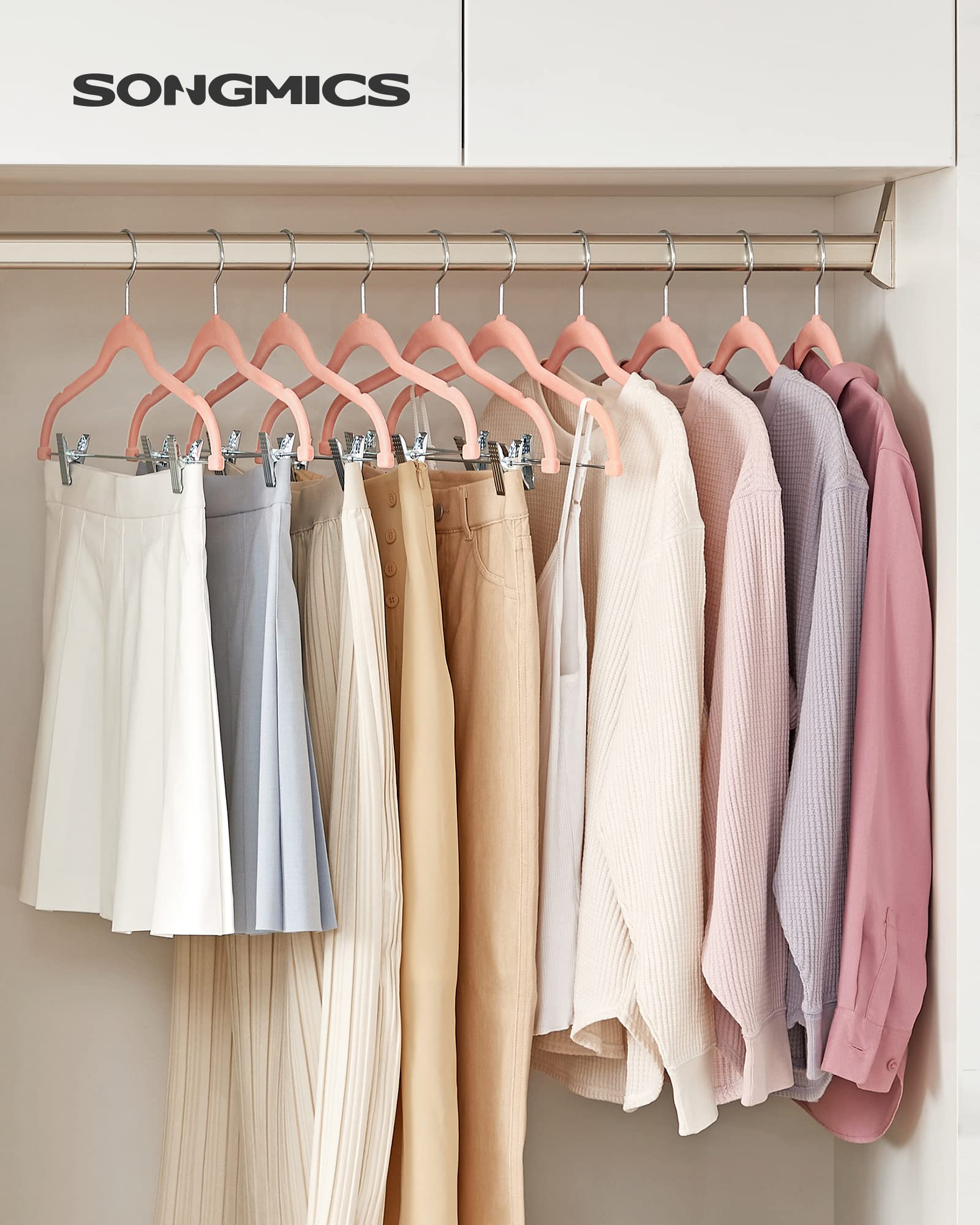 SONGMICS Paquete de 30 Perchas de Terciopelo de 16.7 Pulgadas de Largo con Clips Ajustables, Resistentes, Antideslizantes, Ahorro de Espacio para Pantalones, Faldas, Abrigos, Vestidos, Rosa Claro