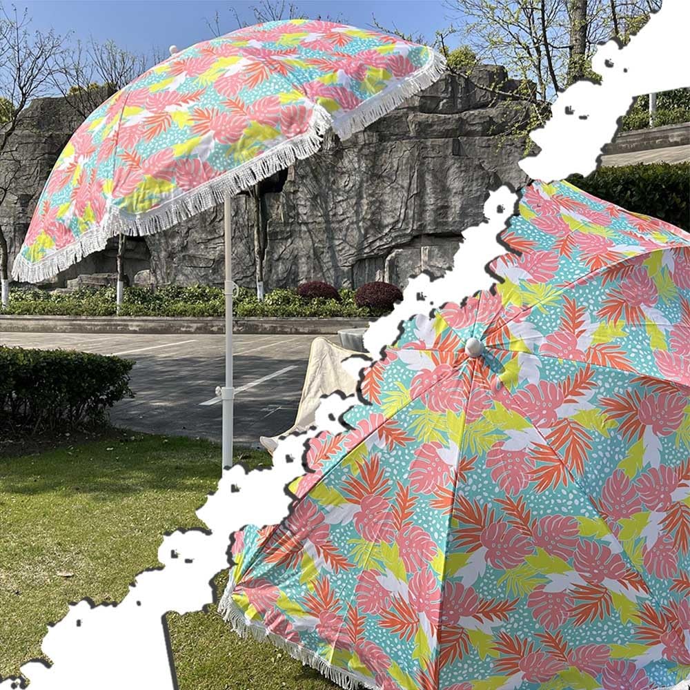 Parasol de patio vintage à franges pour créer une ambiance bohème sur votre terrasse