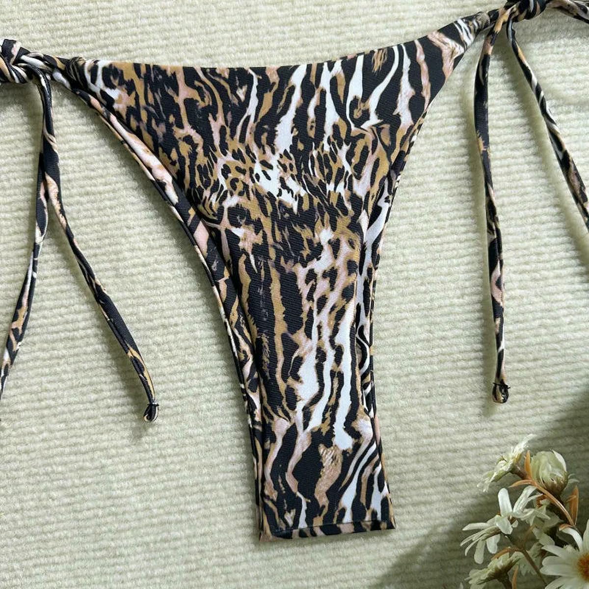 Nylonowy komplet bikini z trójkątnymi stringami i spódnicą | 3-częściowy zestaw bikini w panterkę, S/M/L, trójkątne stringi i przezroczysta spódnica zakrywająca Odzież plażowa