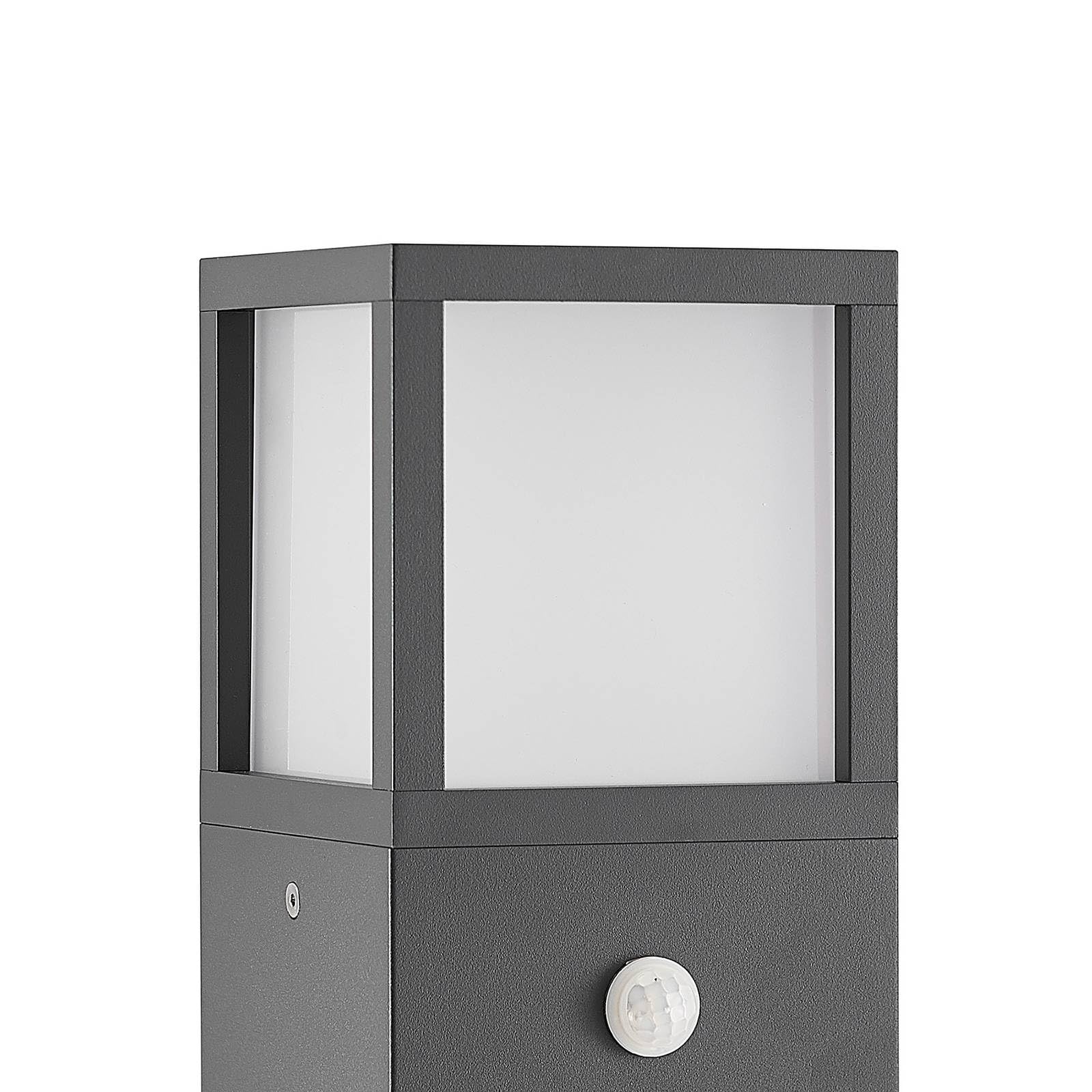 Lucande LED Außenleuchte Dewari mit Bewegungsmelder (spritzwassergeschützt (Modern) in Alu aus Aluminium (1 flammig,) - Wegeleuchte Pollerleuchte Wegelampe Sockelleuchte