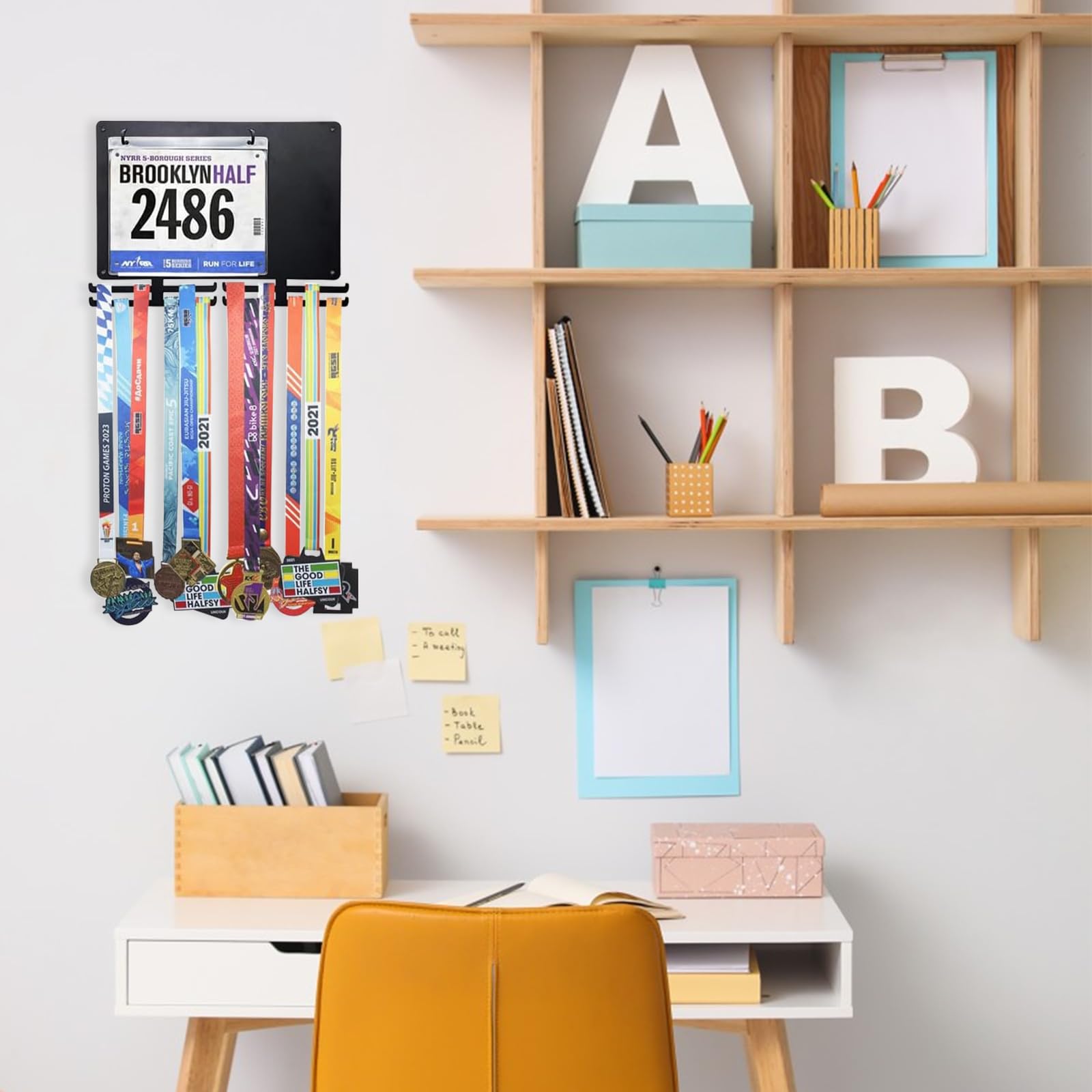 Porta medaglie, porta medaglie, porta medaglie maratona con lavagnetta e numeri di partenza, supporto per medaglie sportive, fino a 24 medaglie, 80 numeri di partenza