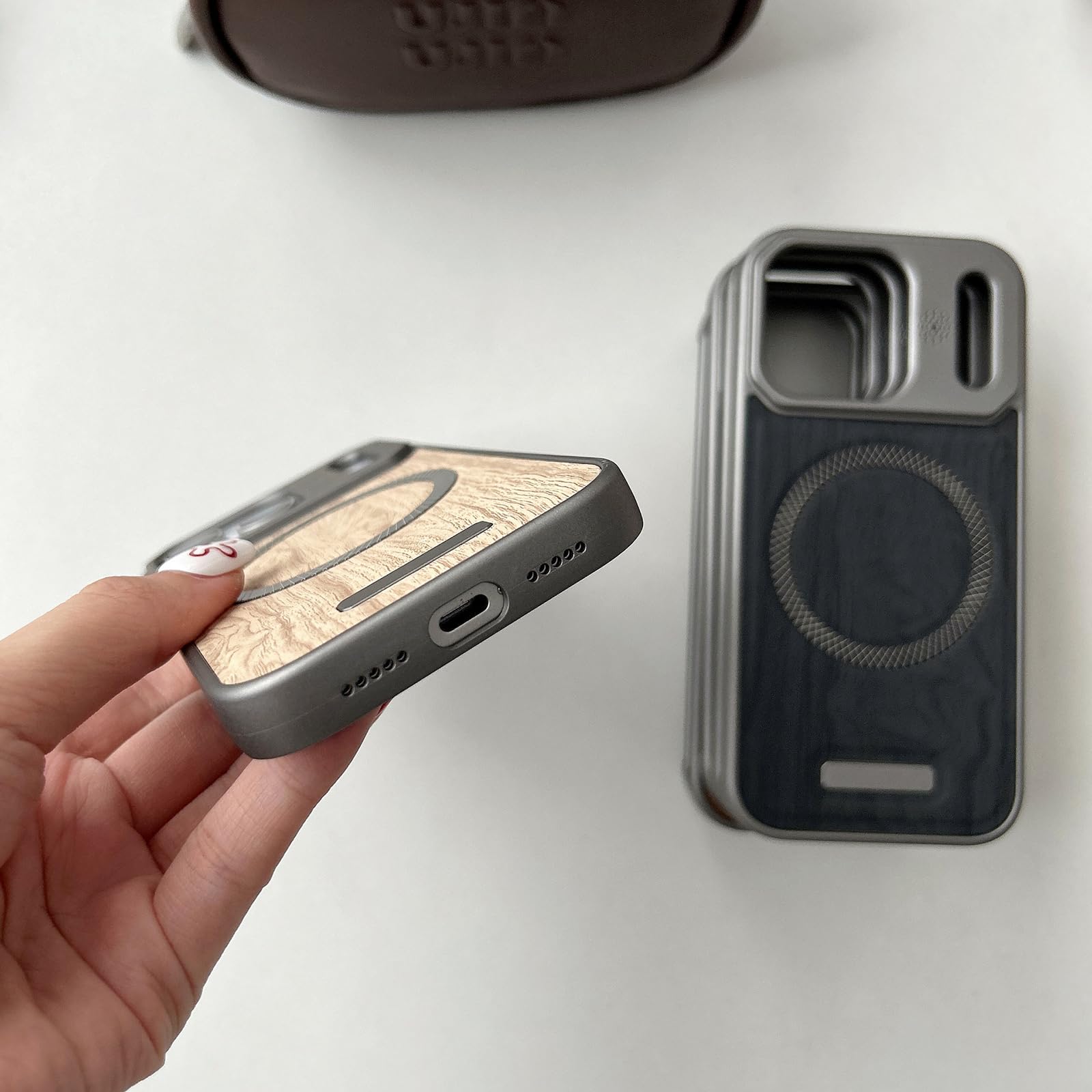 Magnetische Hülle für iPhone 17 Pro Max/17 Pro/17 Air/17, Dünne Holz Muster Rahmenlose Handyhülle Gefrostet rutschfeste Schutzhülle,Schwarz,17 Pro