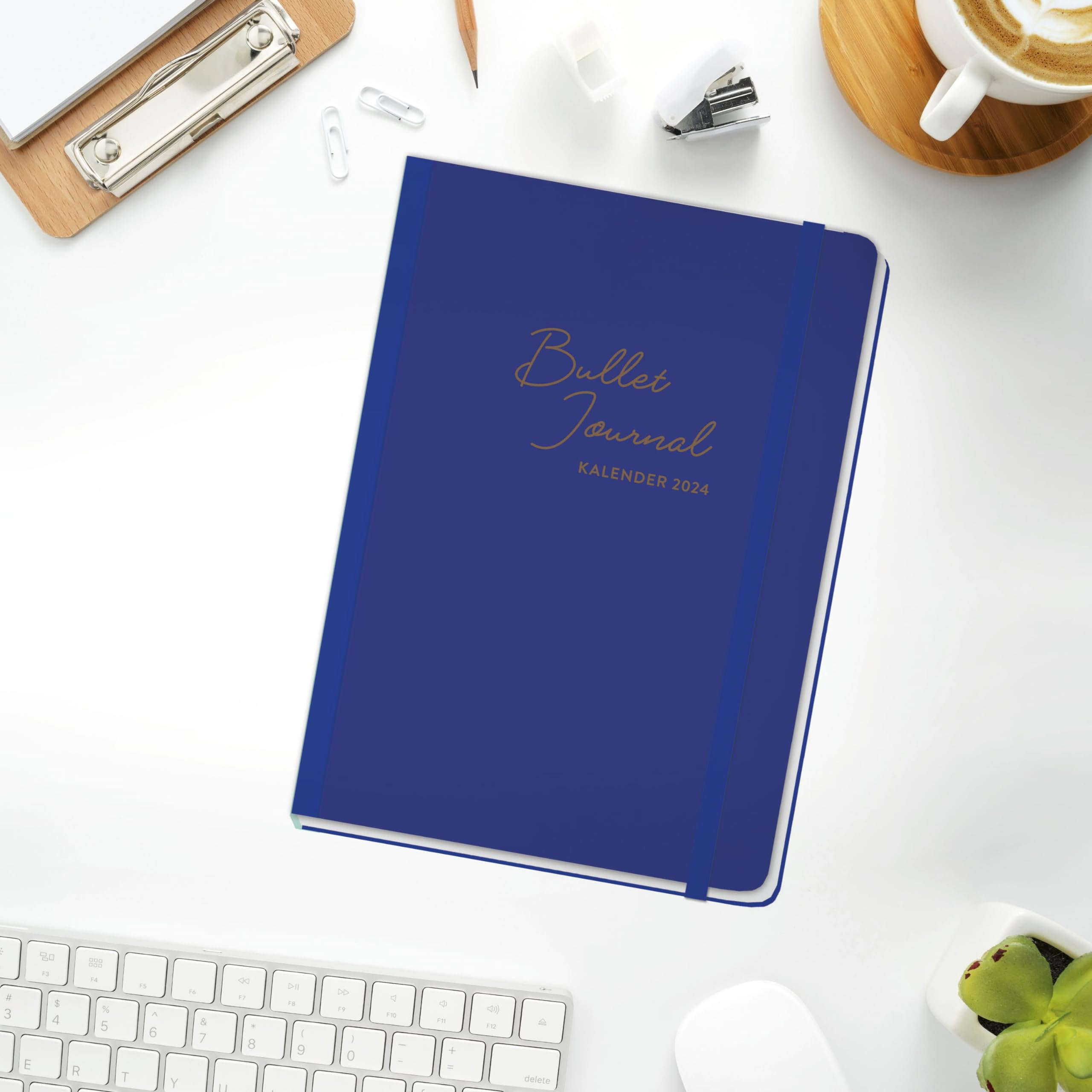 Blue Bullet Journal A5 Taschenkalender 2024. Stressiger Alltag, einfach strukturiert mit diesem Kalender voller Zusatzfeatures. Diary 2024 A5 in schönem Design mit Punktraster, Gummiband und Leseband.