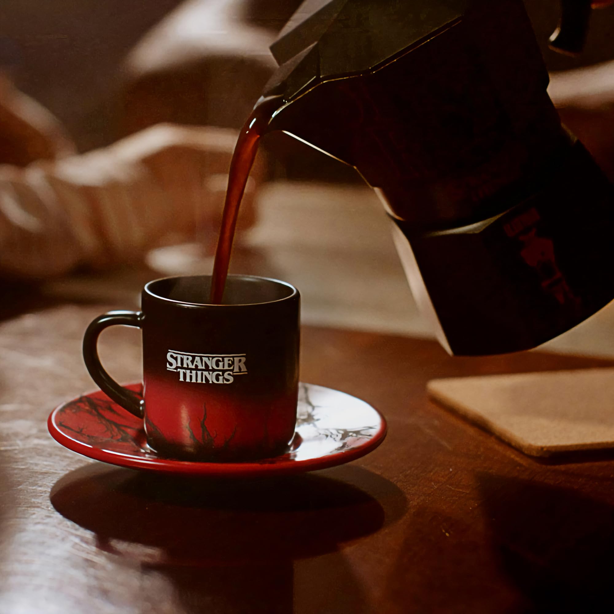 Bialetti Moka Express Stranger Things 6 Tassen USB-C Ladefunktion Schwarz