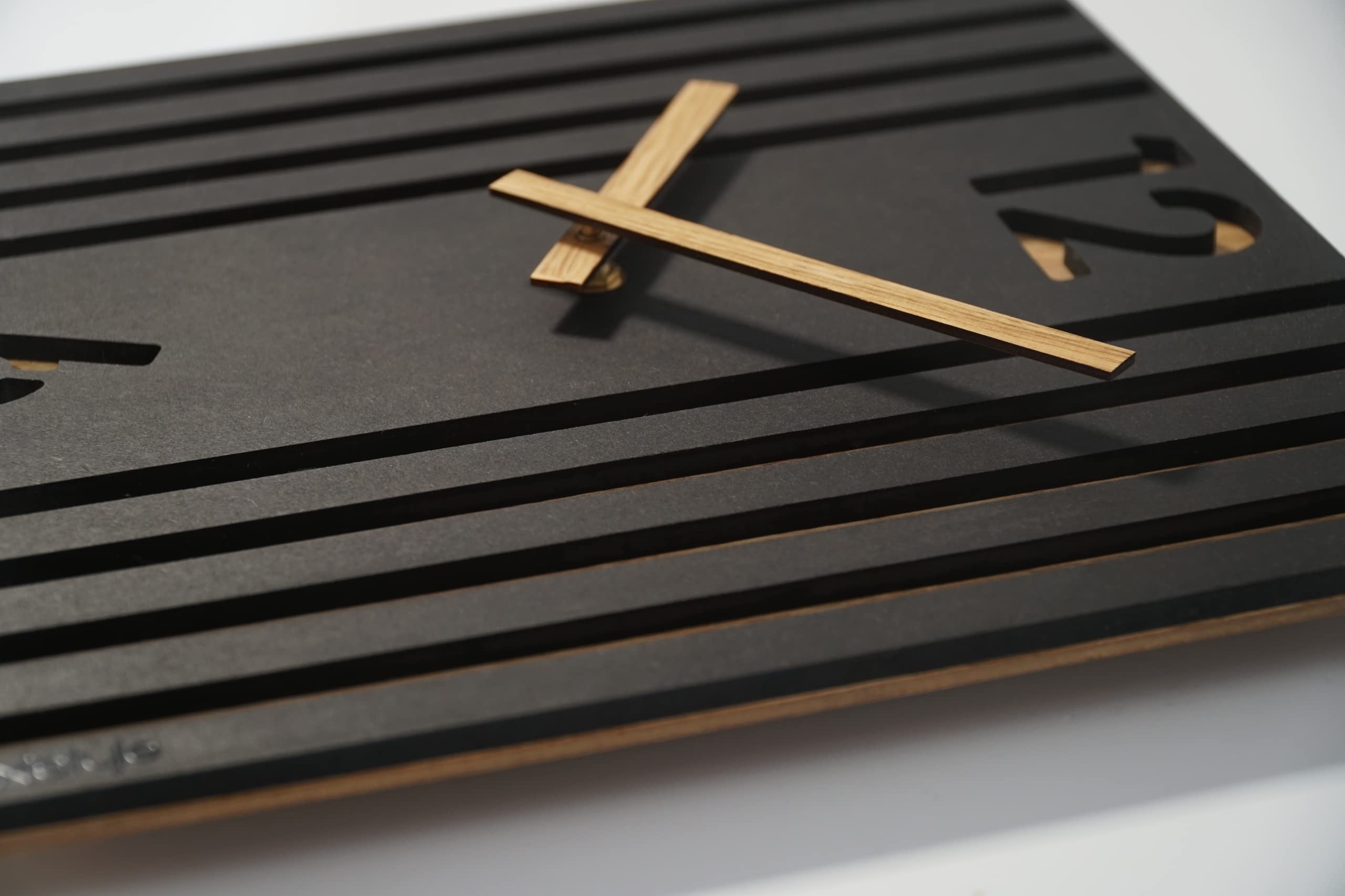 FLEXISTYLE Quadratische Wanduhr ohne tickgeräusche modern LAMELE 30cm Holz Eiche schwarz Wohnzimmer ohne tickgeräusche